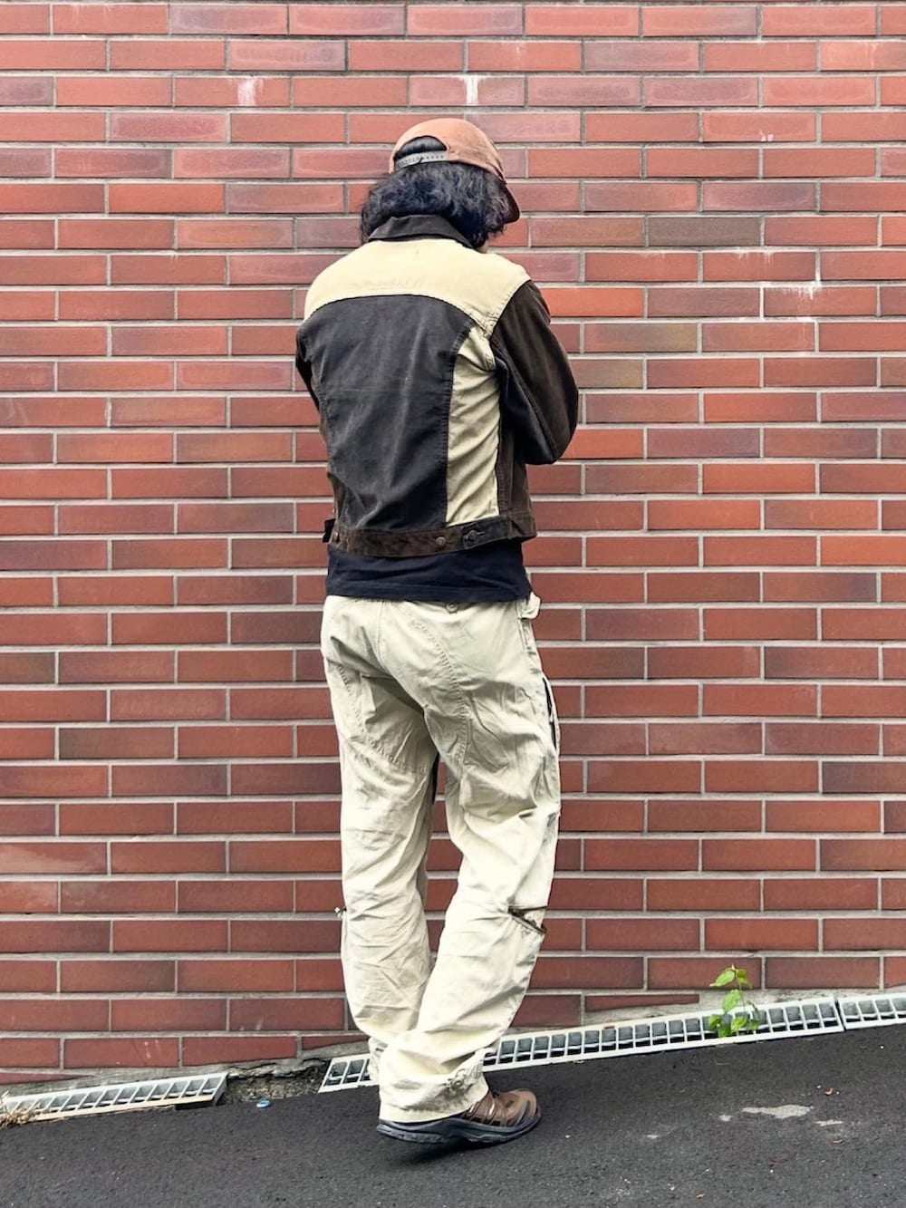 ブラック系のTシャツ/カットソー、ブラウン系のスニーカー、その他のその他アウターを着用したメンズの秋コーディネートの3枚目の写真