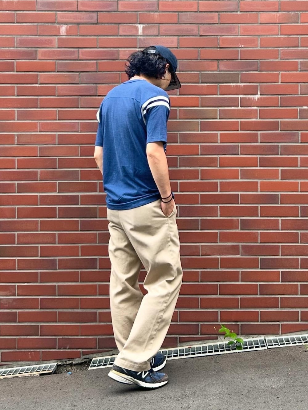 グレー系のタンクトップ、ブルー系のスニーカー、ブルー系のTシャツ/カットソーを着用したメンズの夏コーディネートの3枚目の写真