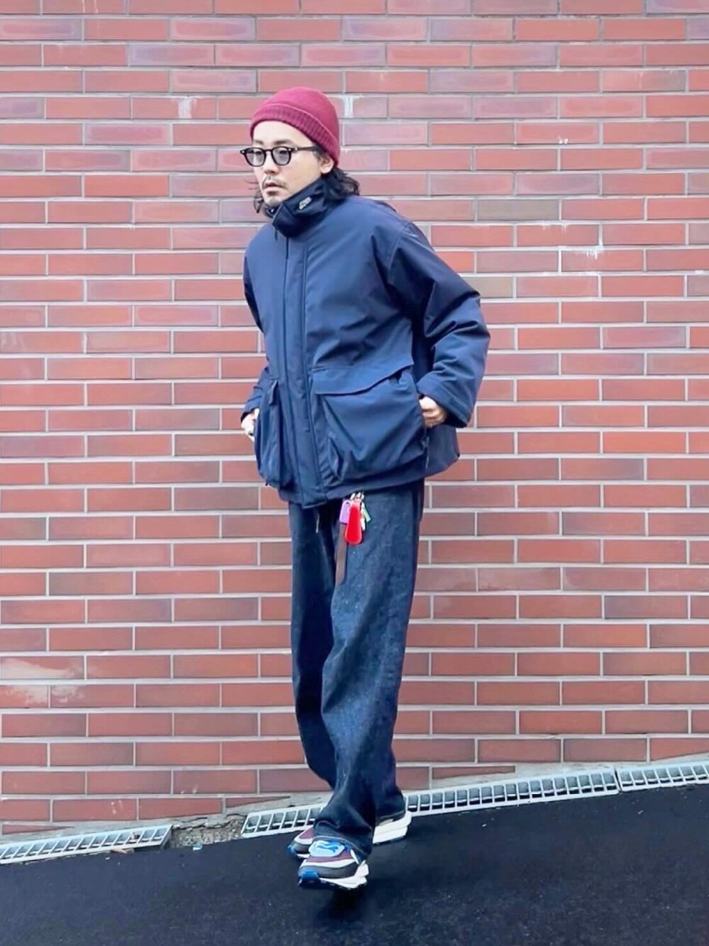ブルー系のミリタリージャケット、グレー系のスウェット、ブルー系のデニムパンツを着用したメンズの冬コーディネートの2枚目の写真