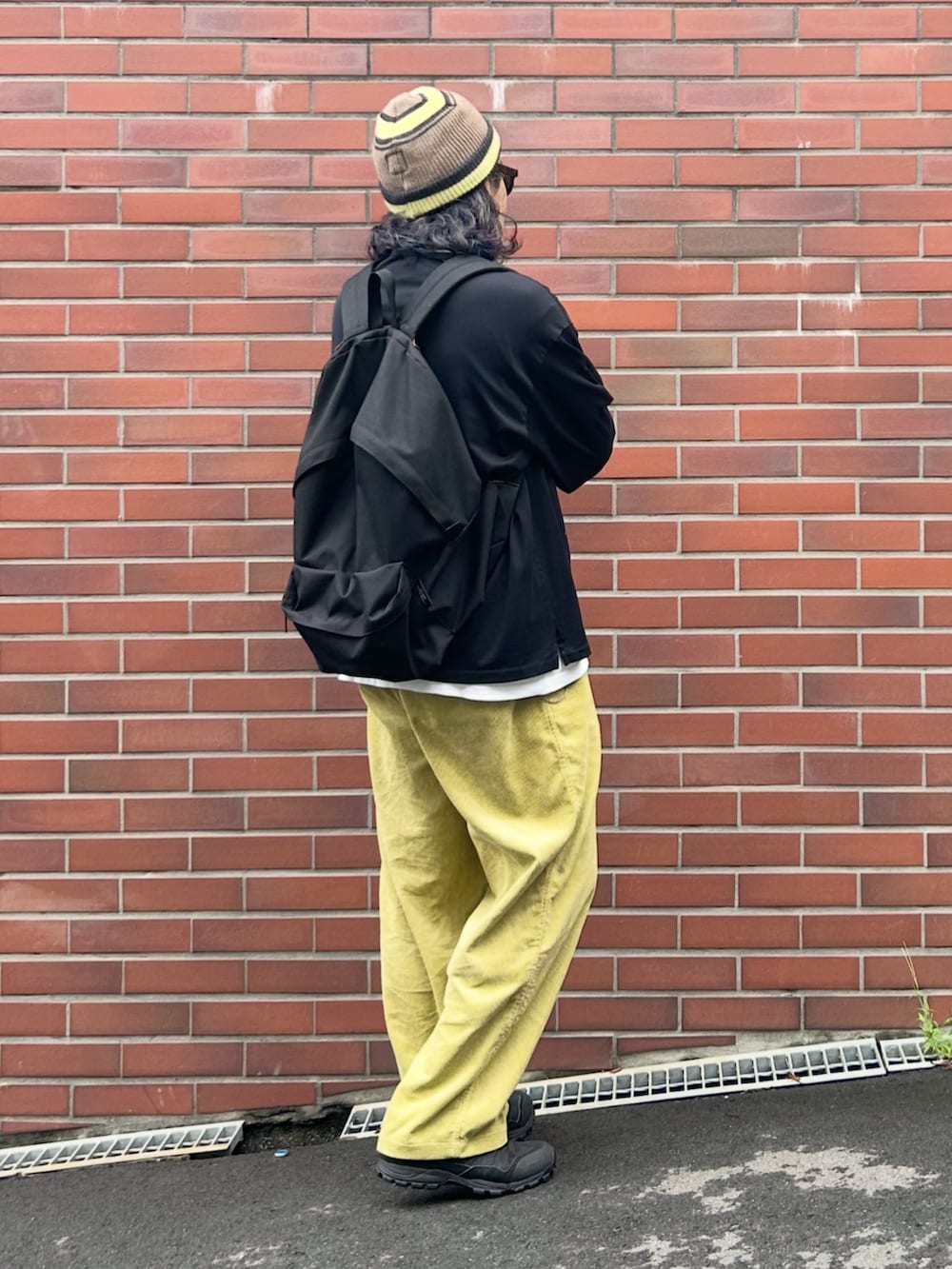 ブラック系のTシャツ/カットソー、ブラック系のスニーカー、ホワイト系のTシャツ/カットソーを着用したメンズの秋コーディネートの3枚目の写真