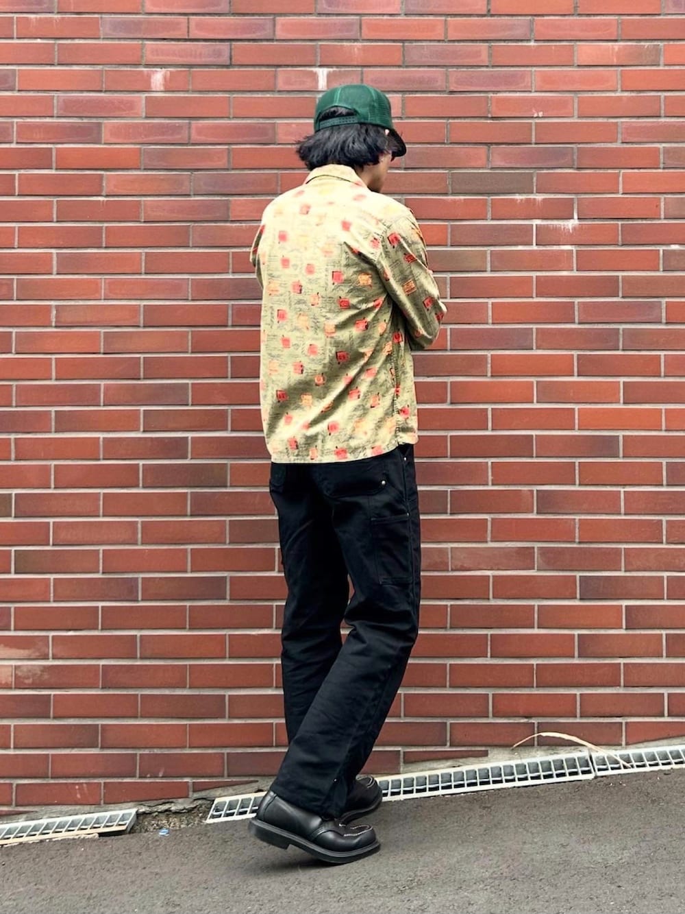 グリーン系のシャツ/ブラウス、ホワイト系のタンクトップ、ブラック系のチノパンツを着用したメンズの春コーディネートの3枚目の写真