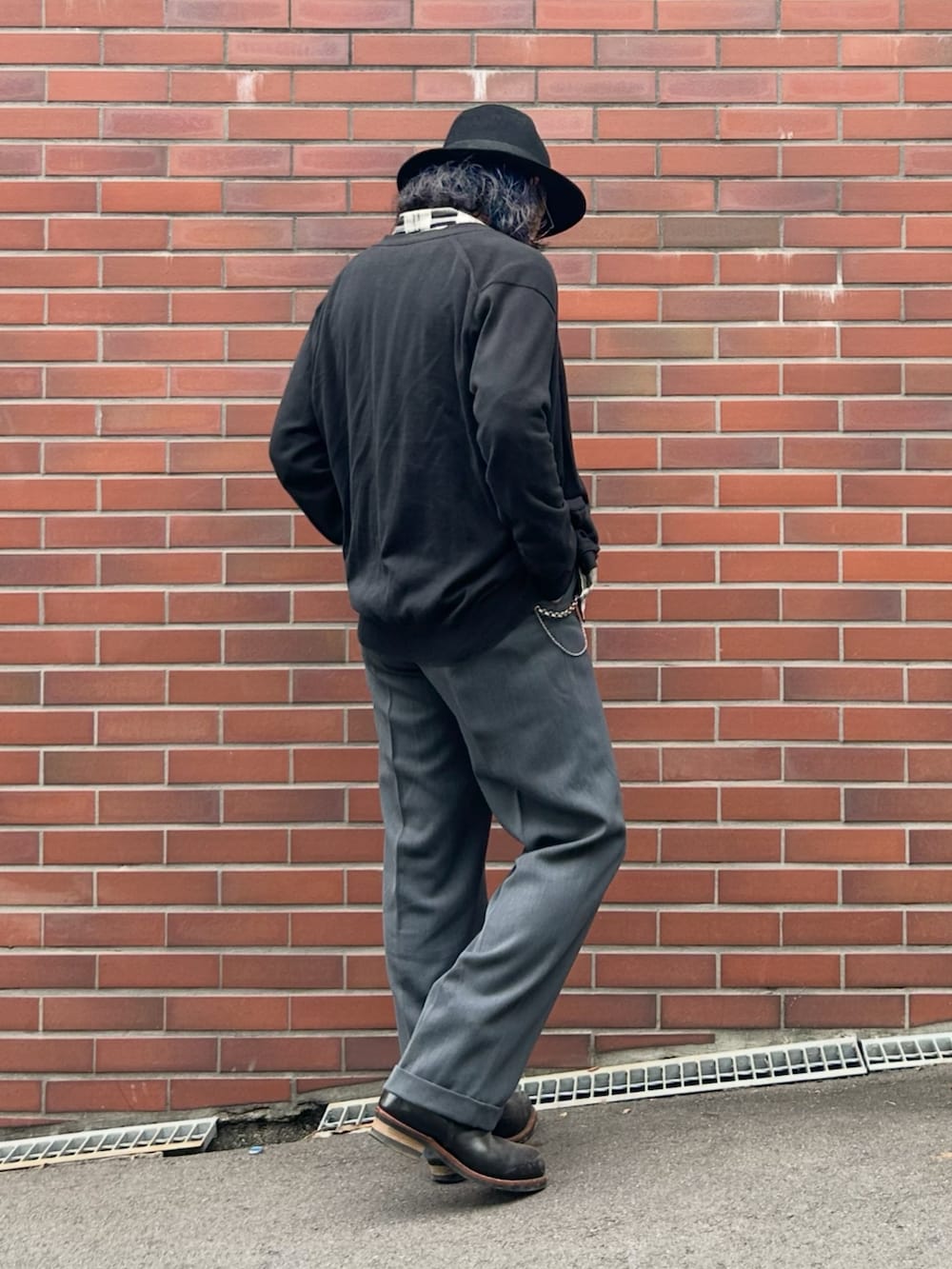 ブラック系のカーディガン/ボレロ、ブラック系のシャツ/ブラウス、ホワイト系のタンクトップを着用したメンズの秋コーディネートの3枚目の写真