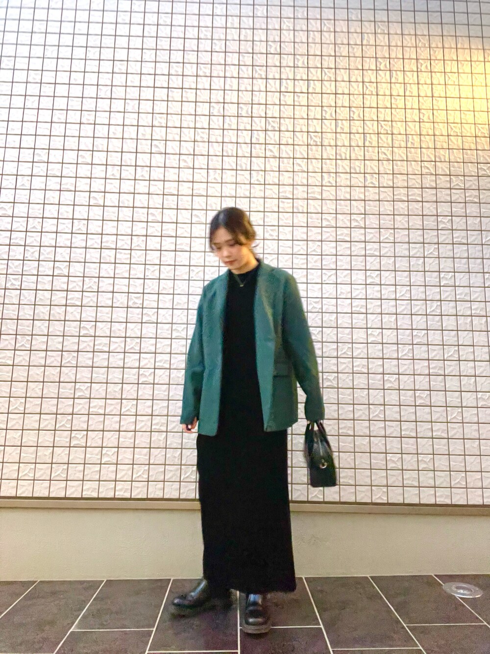 ブラック系のブーツを着用したレディースの秋コーディネートの2枚目の写真