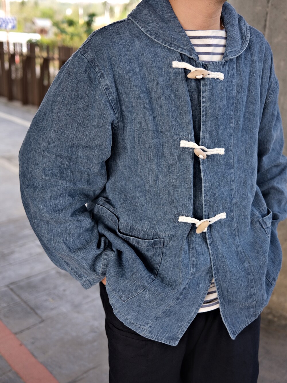 「Porter Classic、CONFECT、COMOLI、STEVE MONO、ootd、daily look、春、春服コーデ、オトナカジュアル、今日のコーデ」｜「confectのアイテム（ミリタリージャケット、ブルー系）」を使った、SyueChenさん（メンズ・167cm）の春コーディネートの2枚目の写真