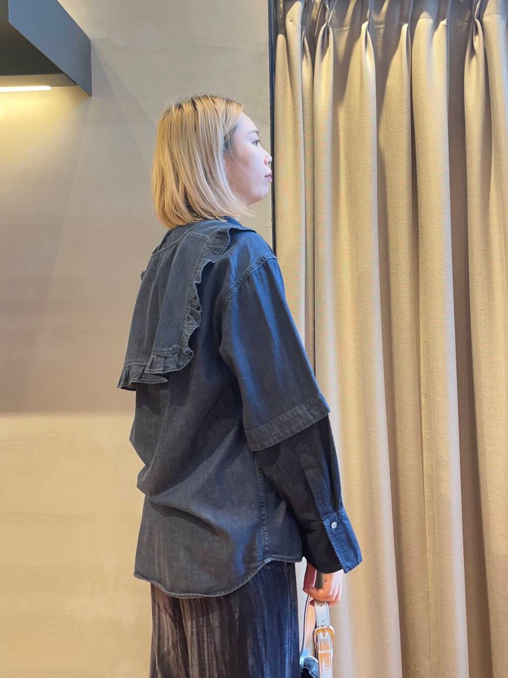 ブルー系のシャツ/ブラウス、ブルー系のその他パンツ、シルバー系のハンドバッグを着用したレディースの秋コーディネートの3枚目の写真