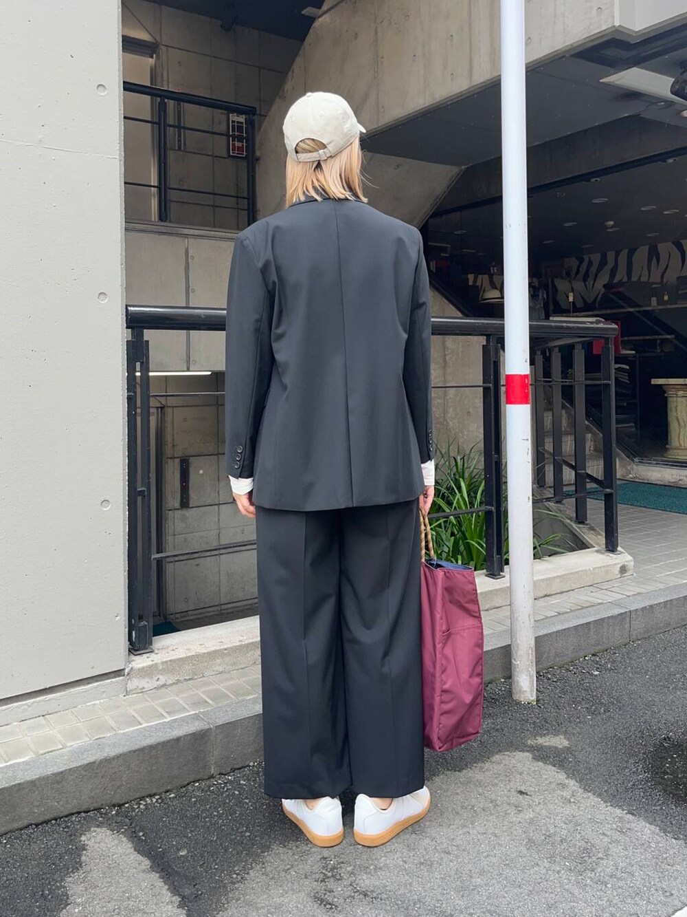 ブラック系のその他パンツ、ブラック系のその他アウター、その他のTシャツ/カットソーを着用したレディースの夏コーディネートの3枚目の写真