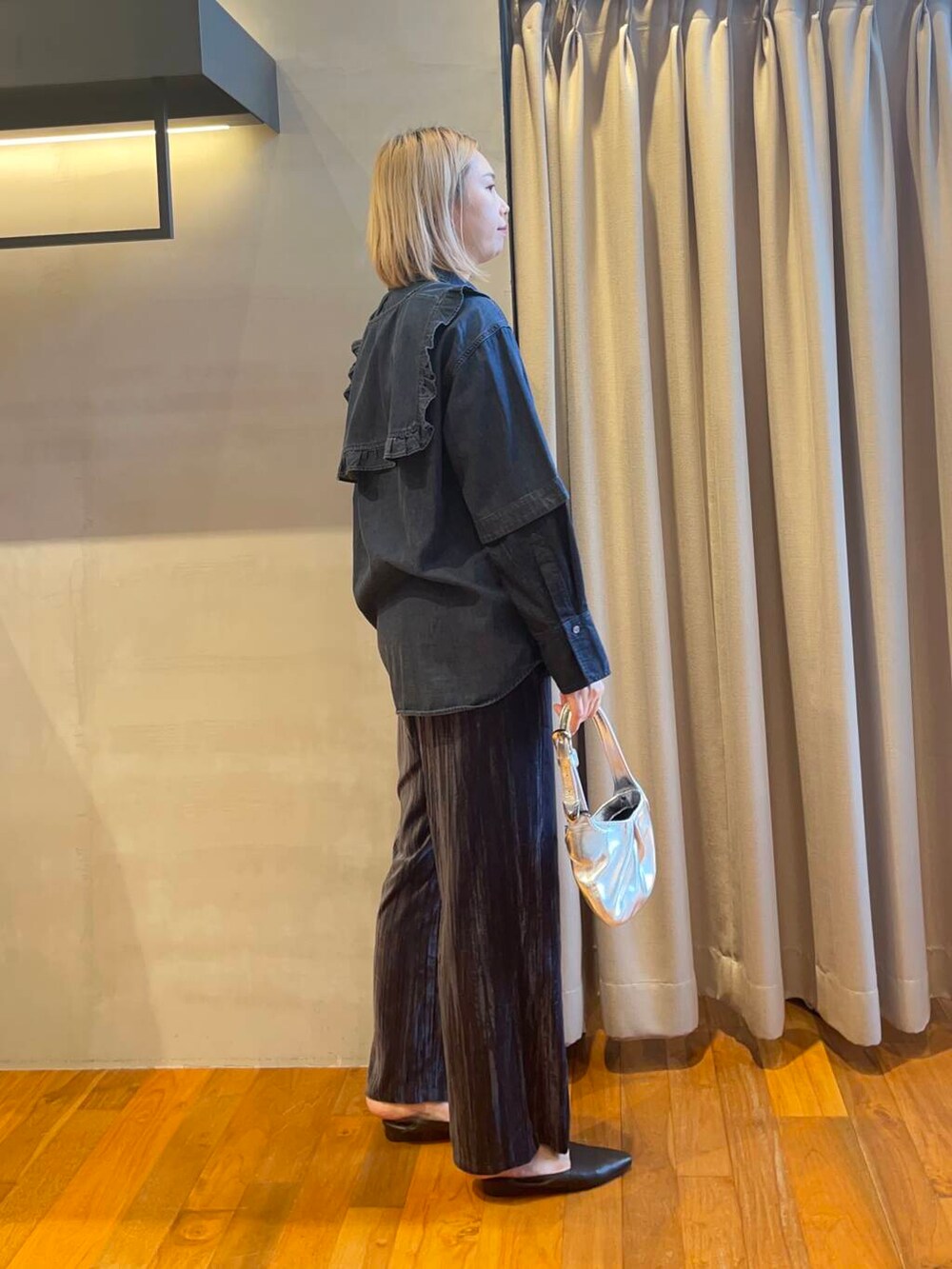 ブルー系のシャツ/ブラウス、ブルー系のその他パンツ、シルバー系のハンドバッグを着用したレディースの秋コーディネートの4枚目の写真