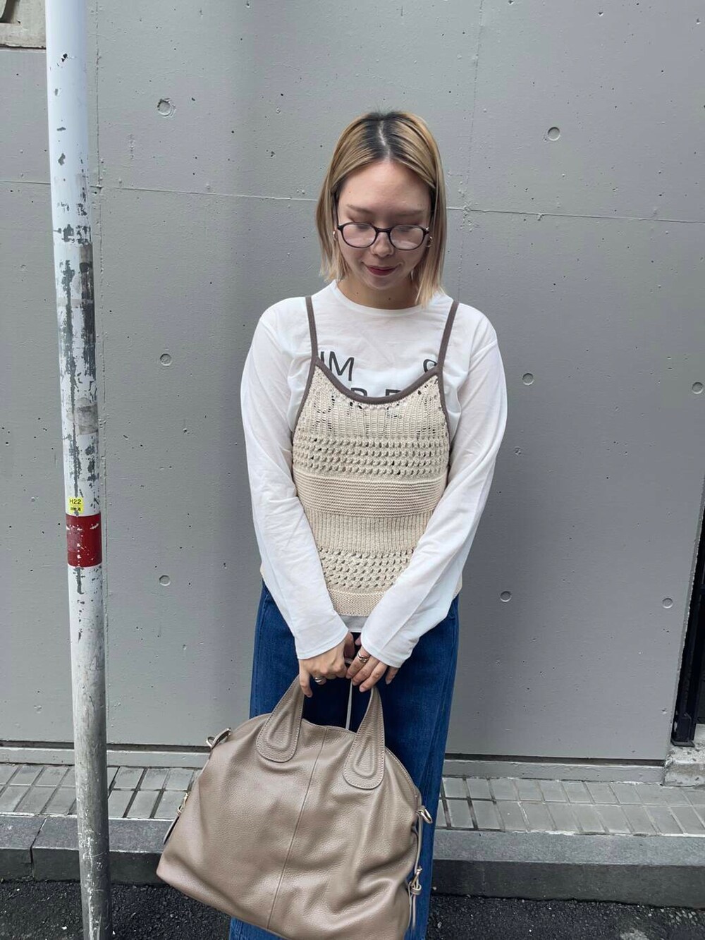 ホワイト系のキャミソール、ブルー系のデニムパンツ、その他のTシャツ/カットソーを着用したレディースの夏コーディネートの4枚目の写真