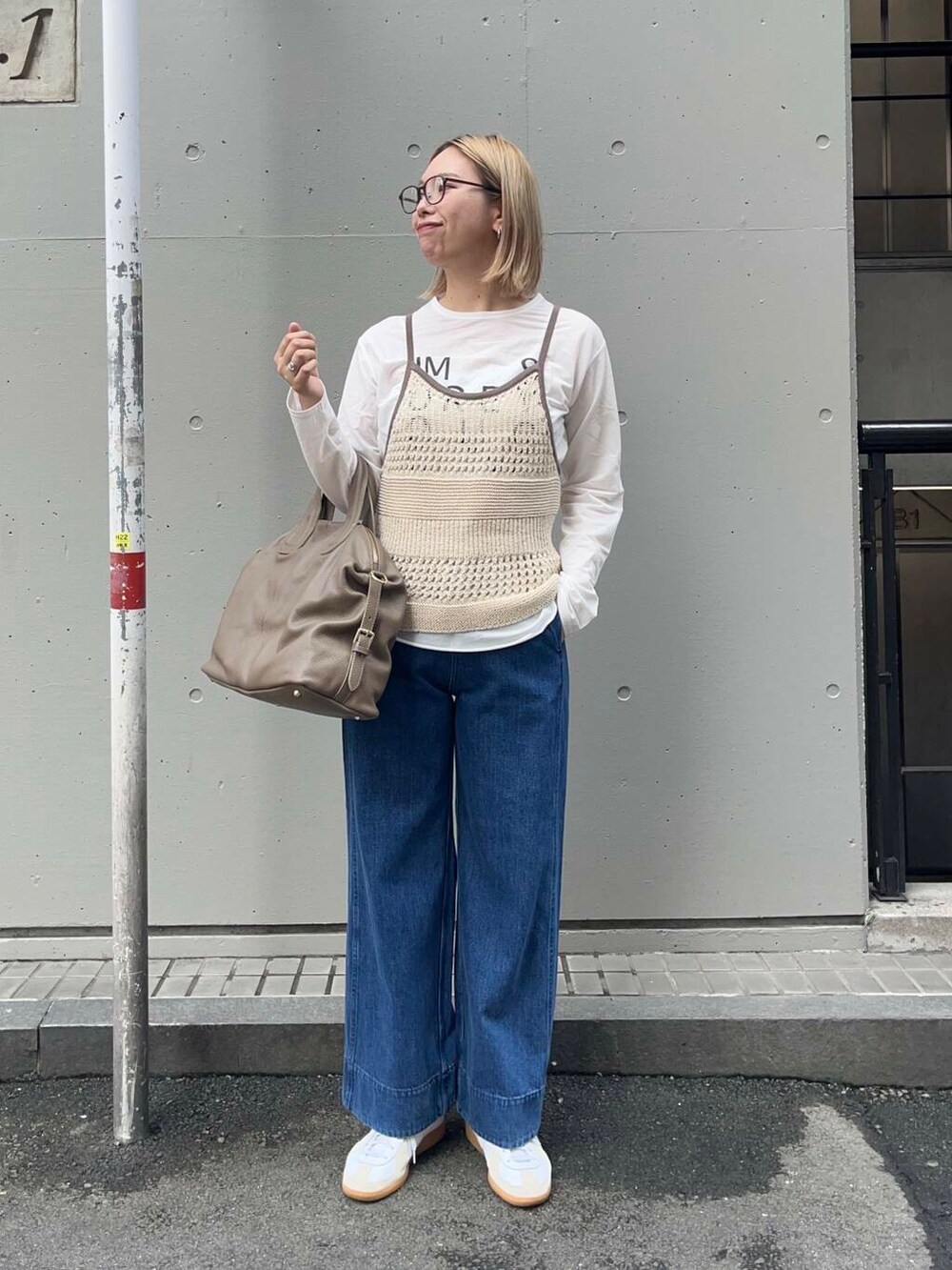 ホワイト系のキャミソール、ブルー系のデニムパンツ、その他のTシャツ/カットソーを着用したレディースの夏コーディネートの3枚目の写真