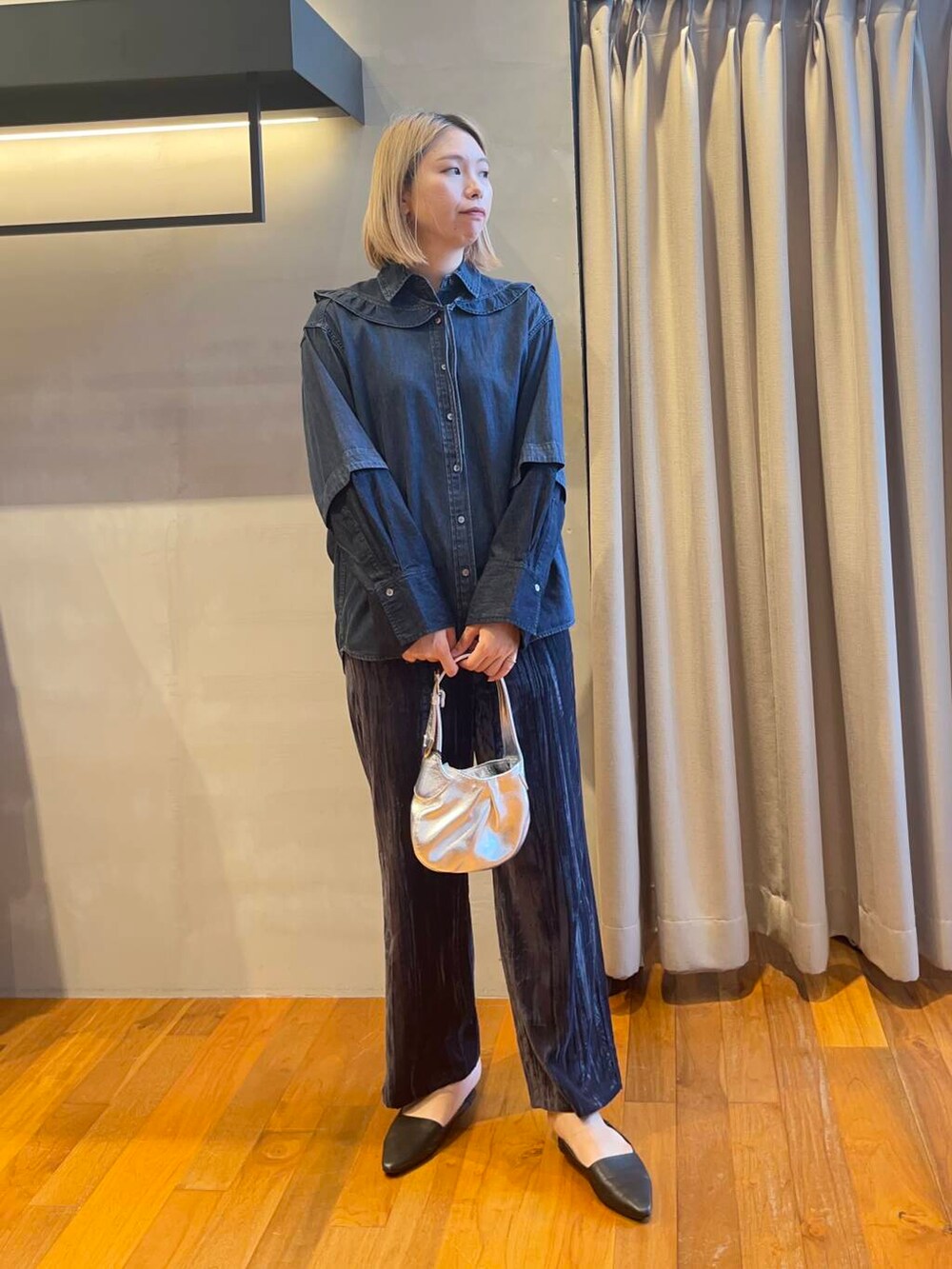 ブルー系のシャツ/ブラウス、ブルー系のその他パンツ、シルバー系のハンドバッグを着用したレディースの秋コーディネートの2枚目の写真