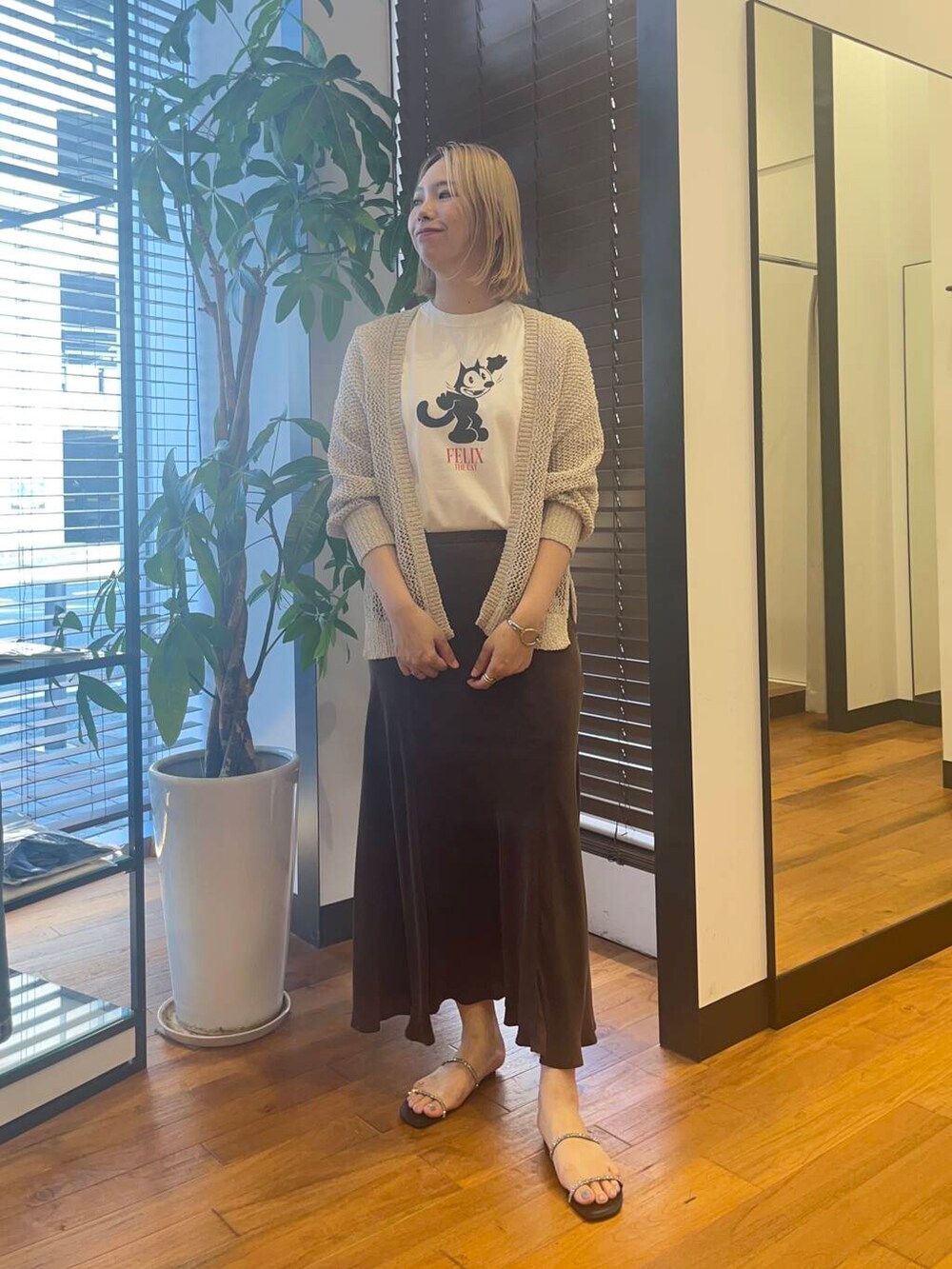 ホワイト系のカーディガン/ボレロ、ブラック系のサンダル、ホワイト系のTシャツ/カットソーを着用したレディースの夏コーディネートの2枚目の写真