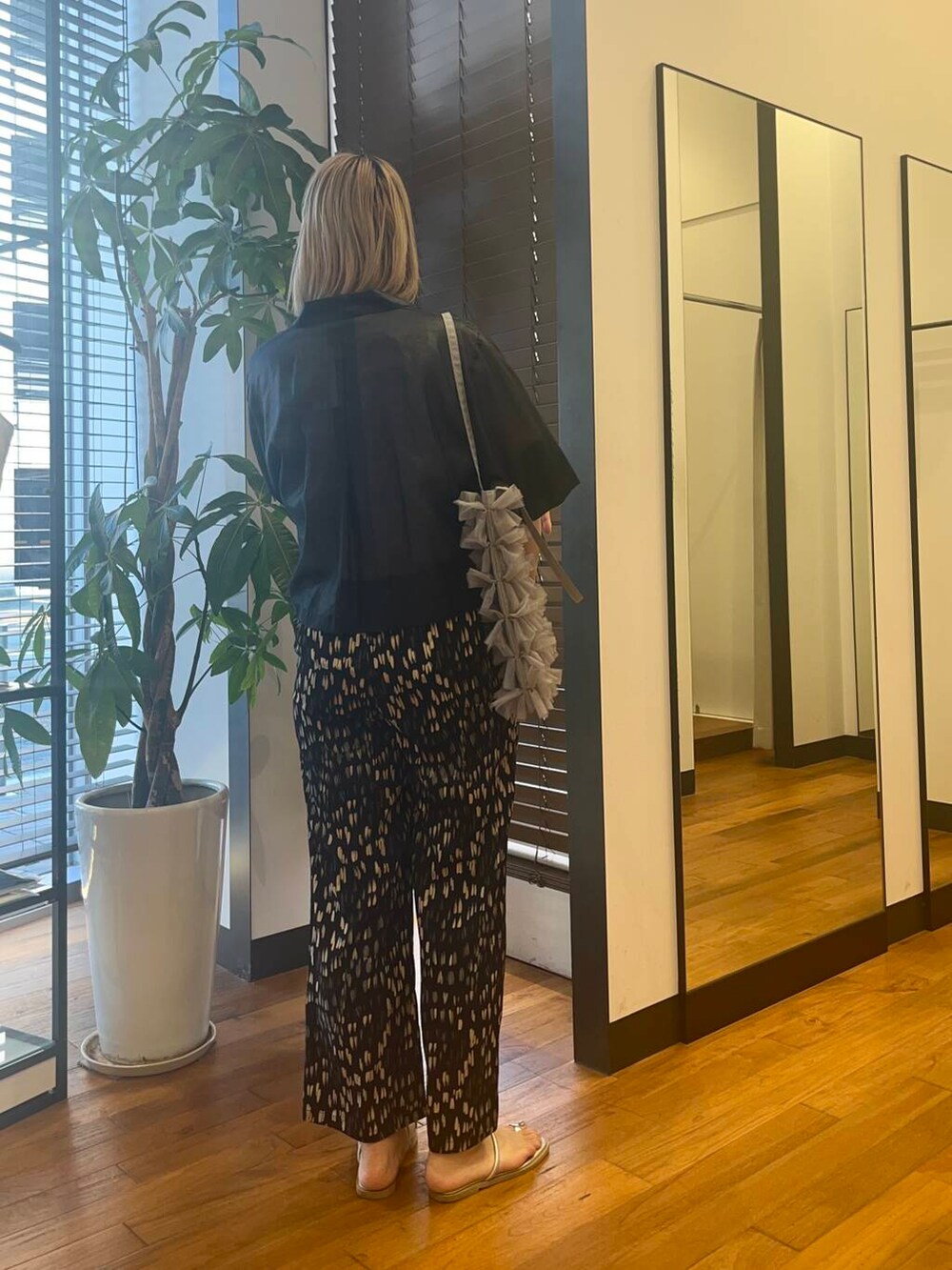 グレー系のトートバッグ、ブルー系のシャツ/ブラウス、ブラック系のその他パンツを着用したレディースの夏コーディネートの4枚目の写真