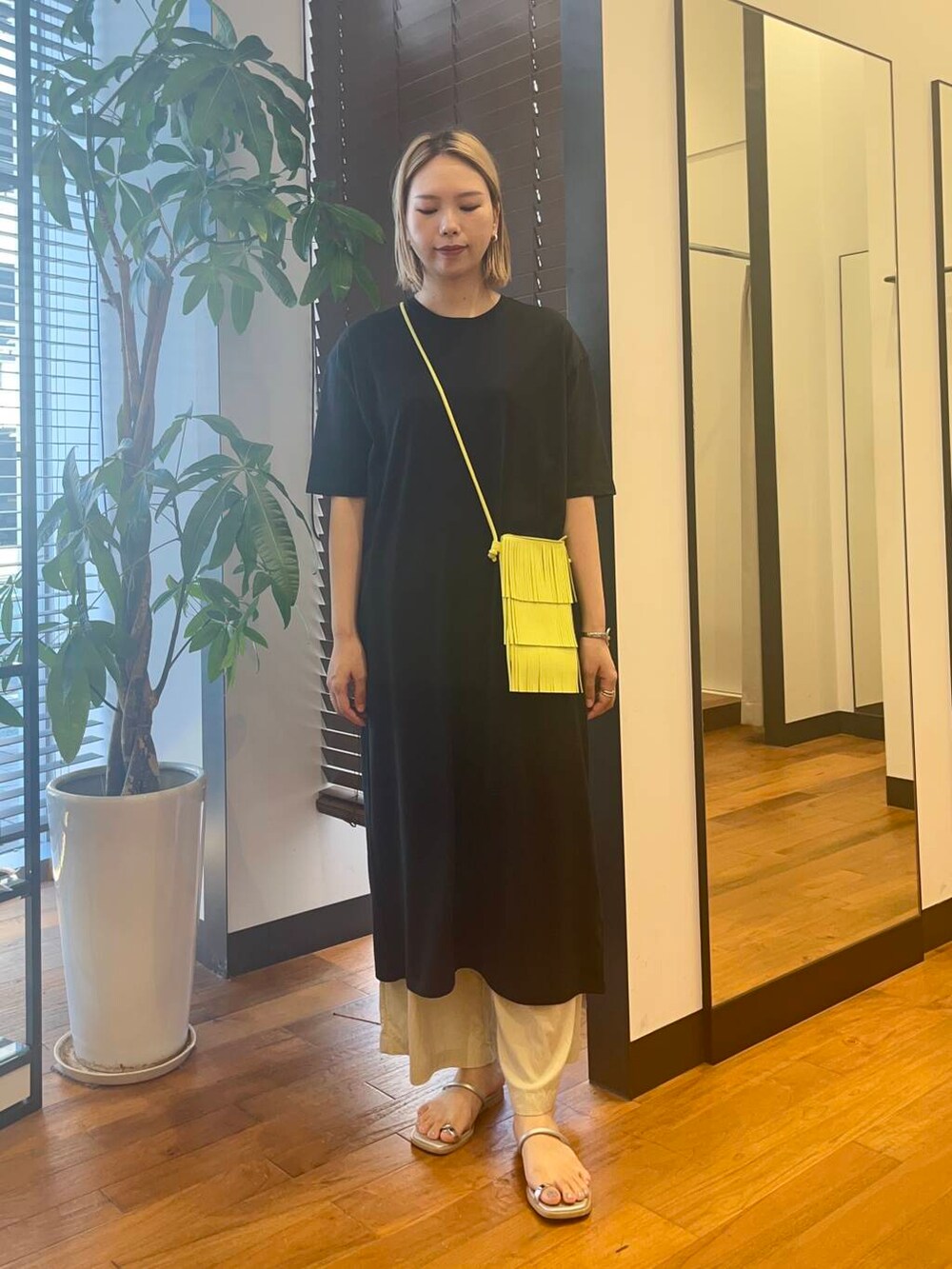 グリーン系のショルダーバッグ、ベージュ系のその他パンツ、ブラック系のワンピースを着用したレディースの夏コーディネートの2枚目の写真