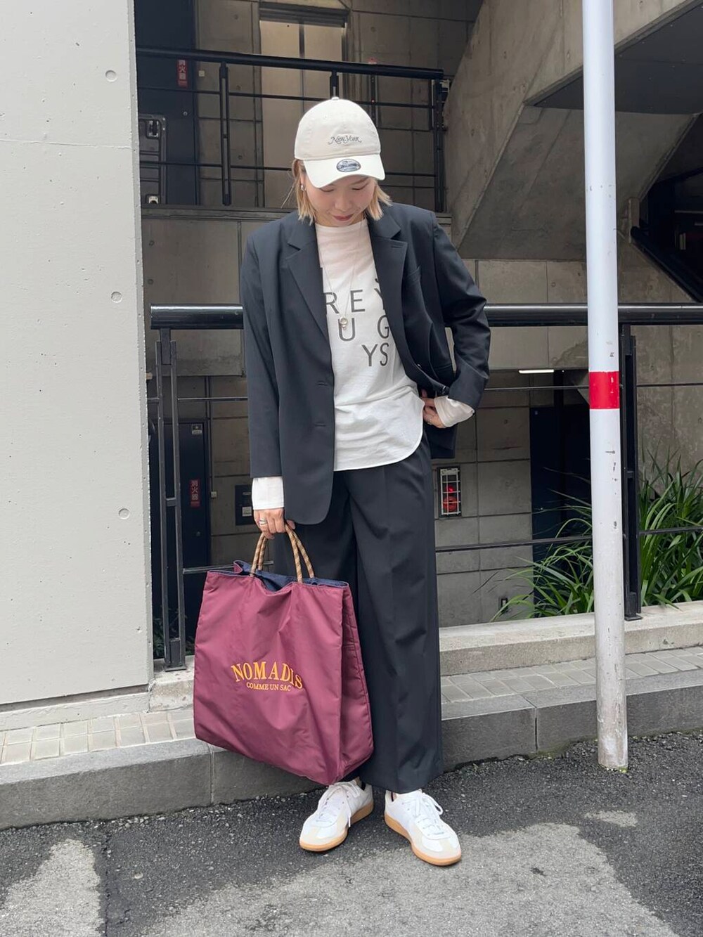 ブラック系のその他パンツ、ブラック系のその他アウター、その他のTシャツ/カットソーを着用したレディースの夏コーディネートの2枚目の写真