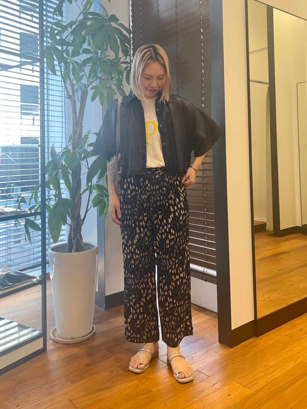 グレー系のトートバッグ、ブルー系のシャツ/ブラウス、ブラック系のその他パンツを着用したレディースの夏コーディネートの2枚目の写真