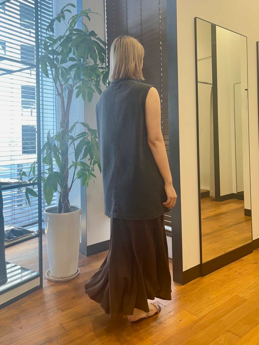 ブラック系のサンダル、ブラウン系のスカート、ブラック系のベストを着用したレディースの夏コーディネートの2枚目の写真