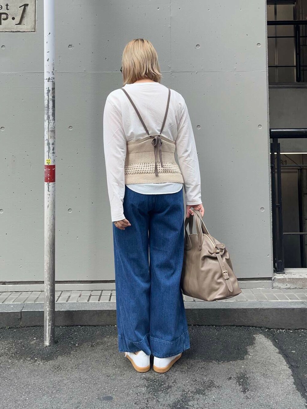 ホワイト系のキャミソール、ブルー系のデニムパンツ、その他のTシャツ/カットソーを着用したレディースの夏コーディネートの5枚目の写真