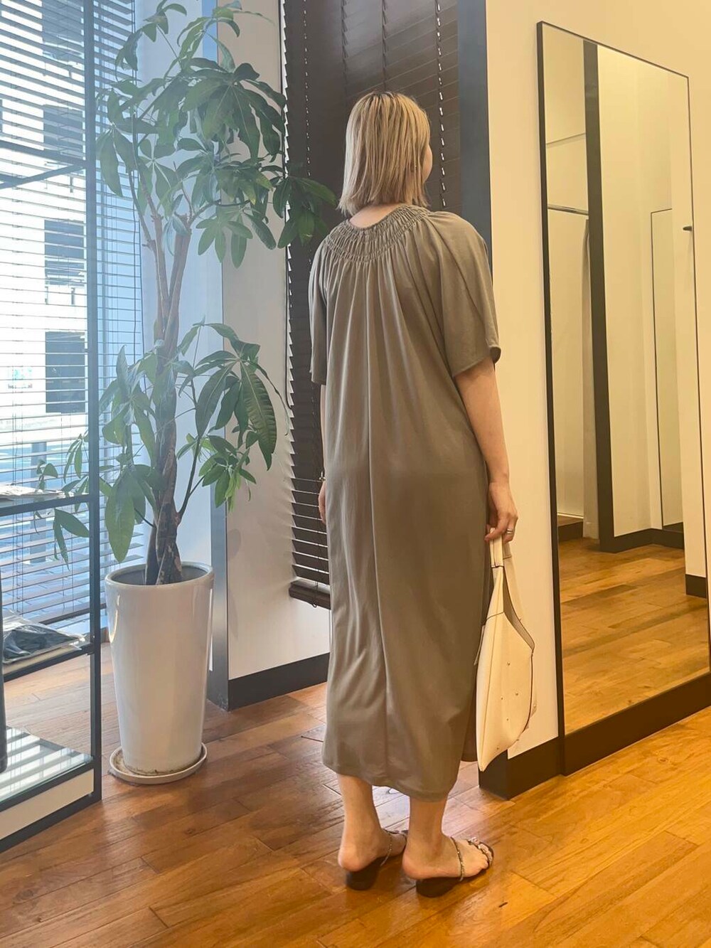 ブラック系のサンダル、ホワイト系のトートバッグ、グレー系のワンピースを着用したレディースの夏コーディネートの4枚目の写真