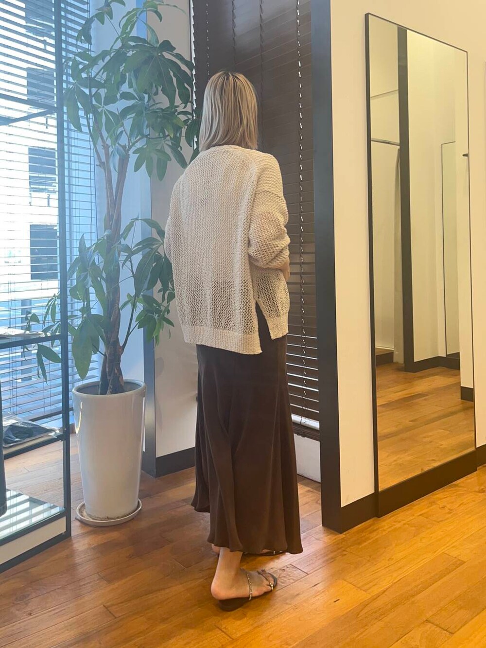 ホワイト系のカーディガン/ボレロ、ブラック系のサンダル、ホワイト系のTシャツ/カットソーを着用したレディースの夏コーディネートの3枚目の写真