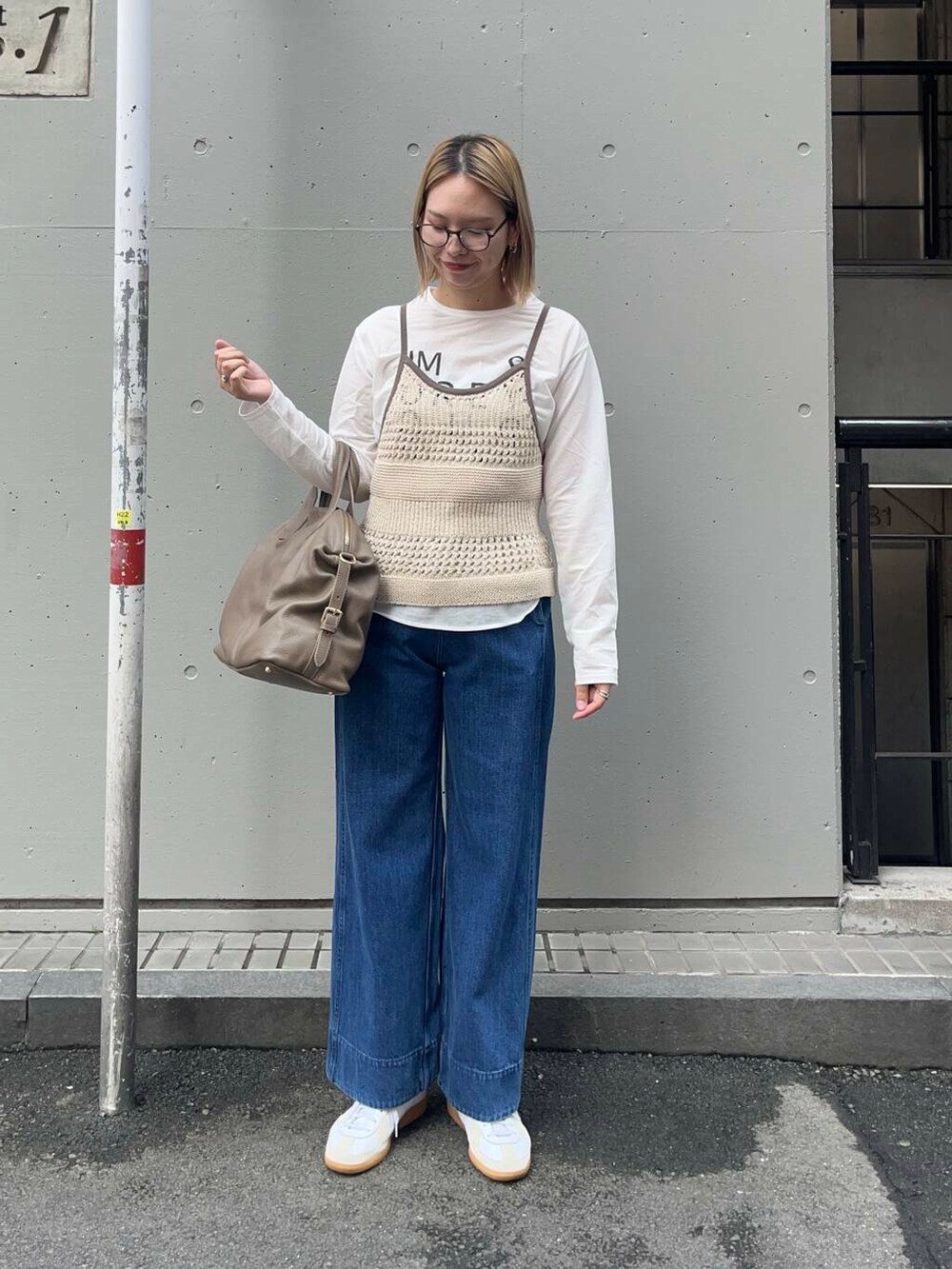 ホワイト系のキャミソール、ブルー系のデニムパンツ、その他のTシャツ/カットソーを着用したレディースの夏コーディネートの2枚目の写真