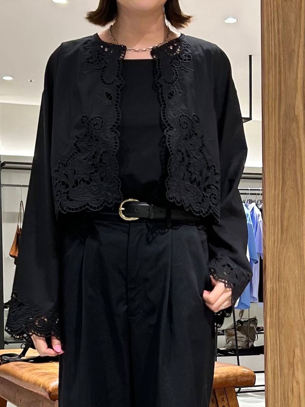 ブラック系のタンクトップ、ブラック系のシャツ/ブラウス、ブラック系のベルトを着用したレディースの夏コーディネートの2枚目の写真