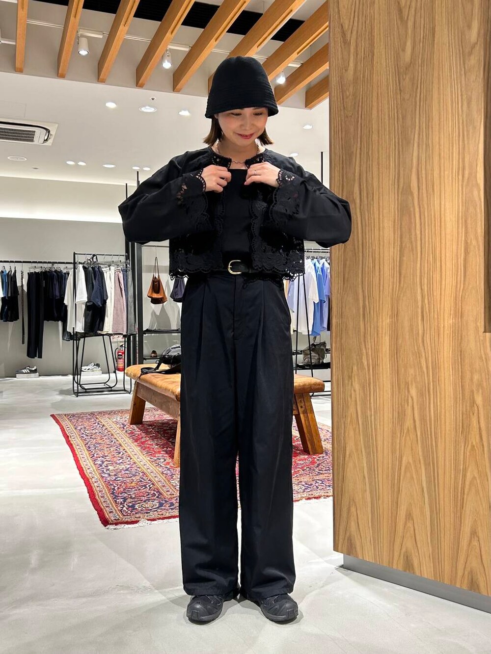 ブラック系のタンクトップ、ブラック系のシャツ/ブラウス、ブラック系のベルトを着用したレディースの夏コーディネートの3枚目の写真