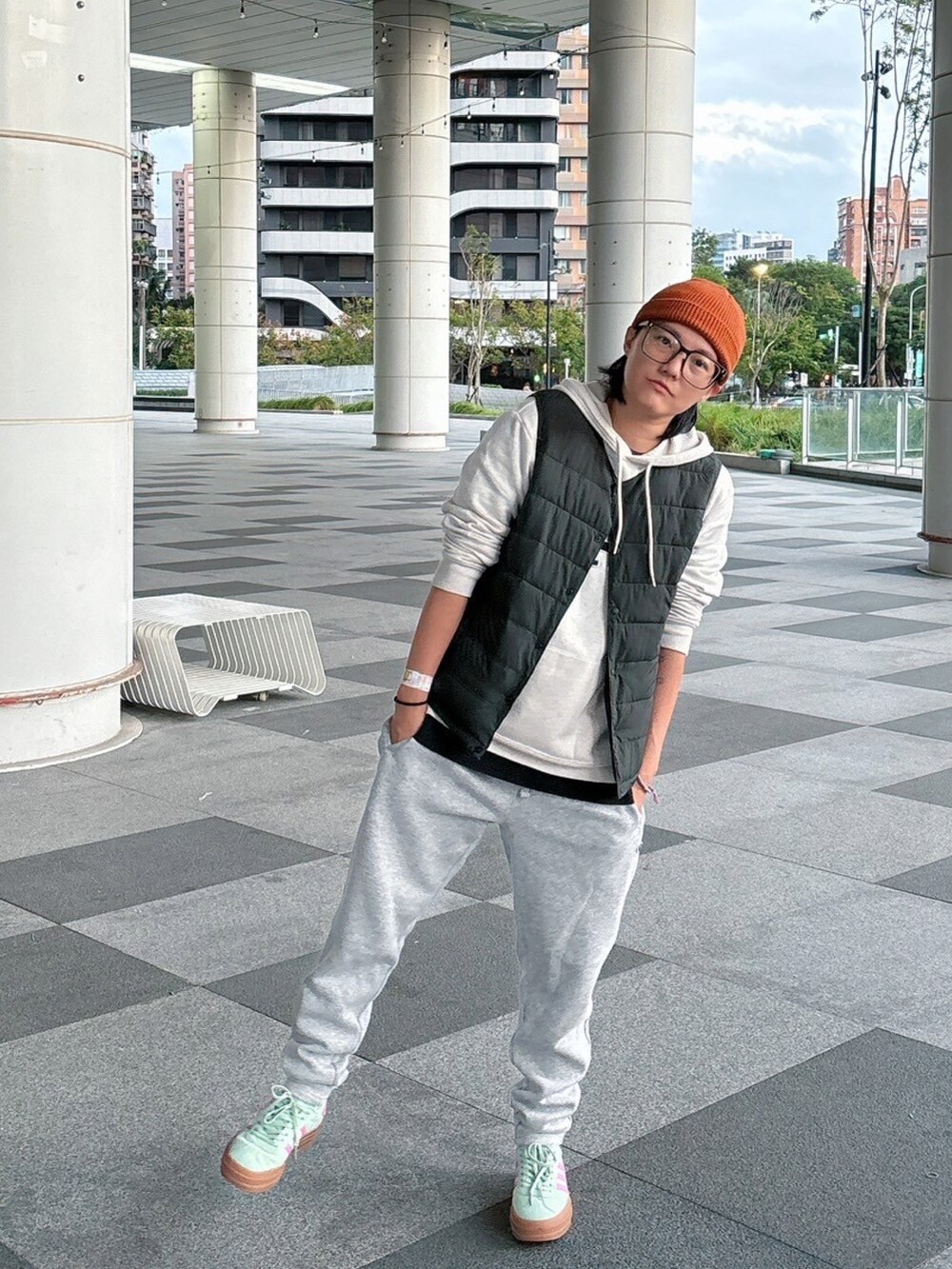 グレー系のチノパンツ、グリーン系のスニーカーを着用したキッズの春コーディネートの3枚目の写真