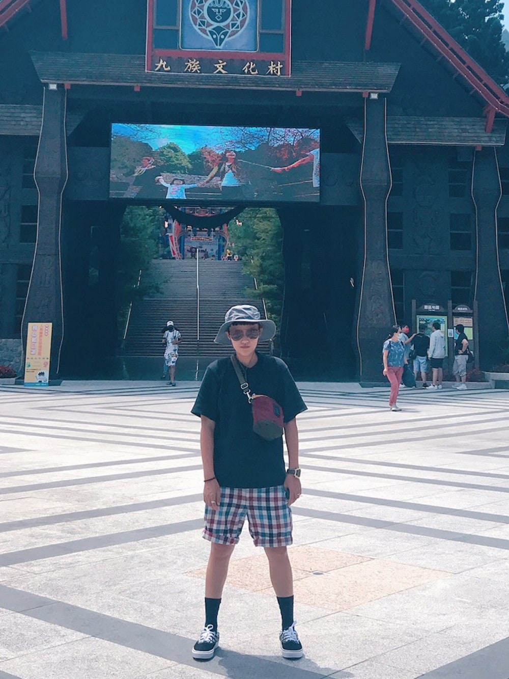 その他のシューズ、グレー系のチノパンツ、レッド系のメッセンジャーバッグを着用したキッズの冬コーディネートの2枚目の写真