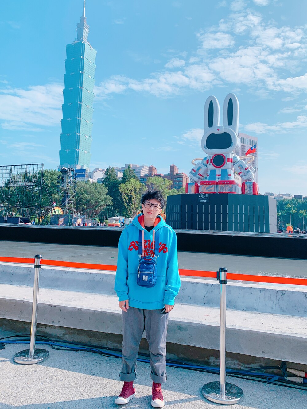 ブルー系のショルダーバッグ、レッド系のシューズを着用したキッズの春コーディネートの2枚目の写真