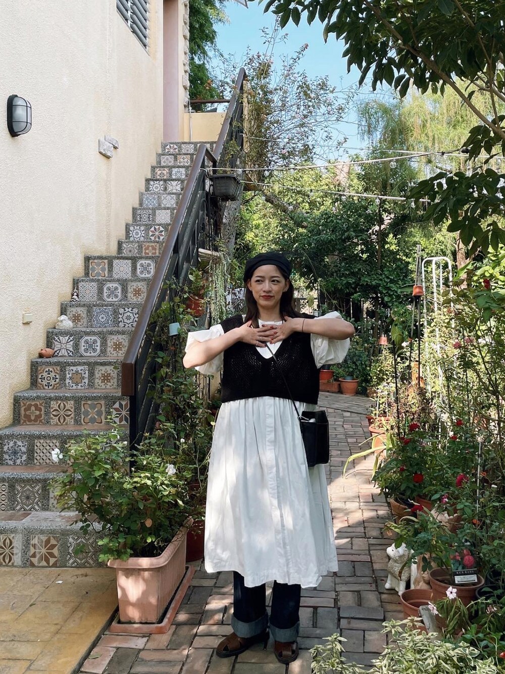 ブラック系のカーディガン/ボレロを着用したレディースの秋コーディネートの3枚目の写真