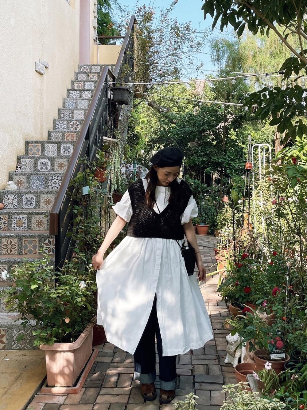 ブラック系のカーディガン/ボレロを着用したレディースの秋コーディネートの2枚目の写真