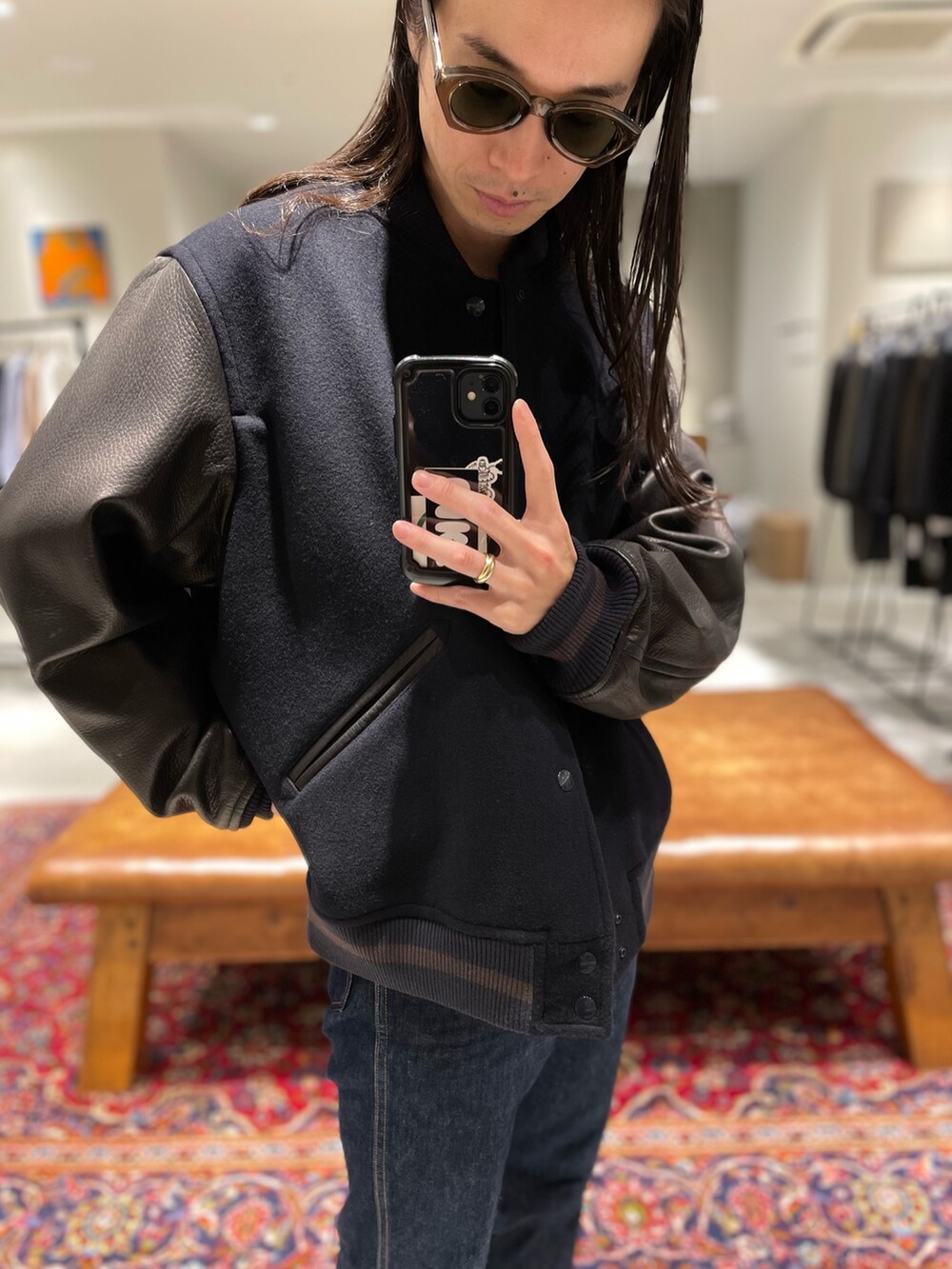 ブルー系のスタジャンを着用したメンズの秋コーディネートの2枚目の写真