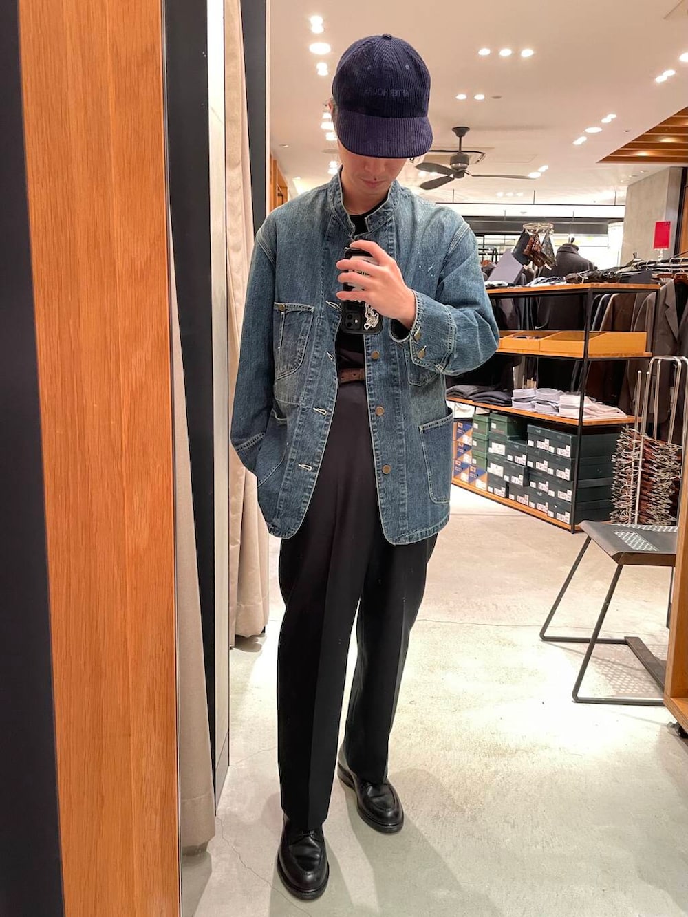 ブルー系のカバーオールを着用したメンズの冬コーディネートの2枚目の写真