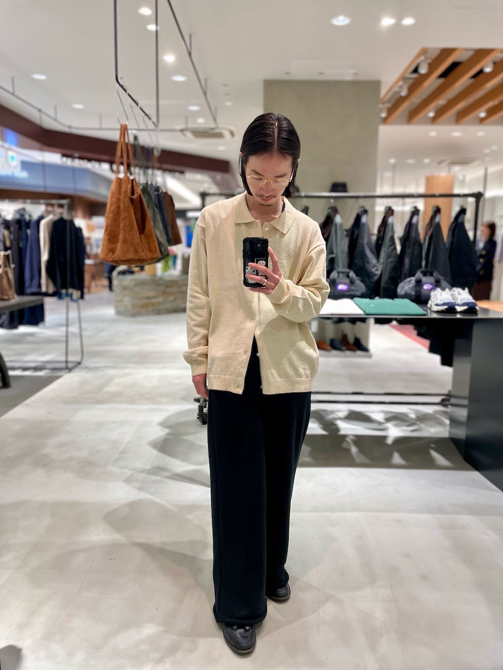 ブラック系のスウェットパンツを着用したメンズの冬コーディネートの2枚目の写真