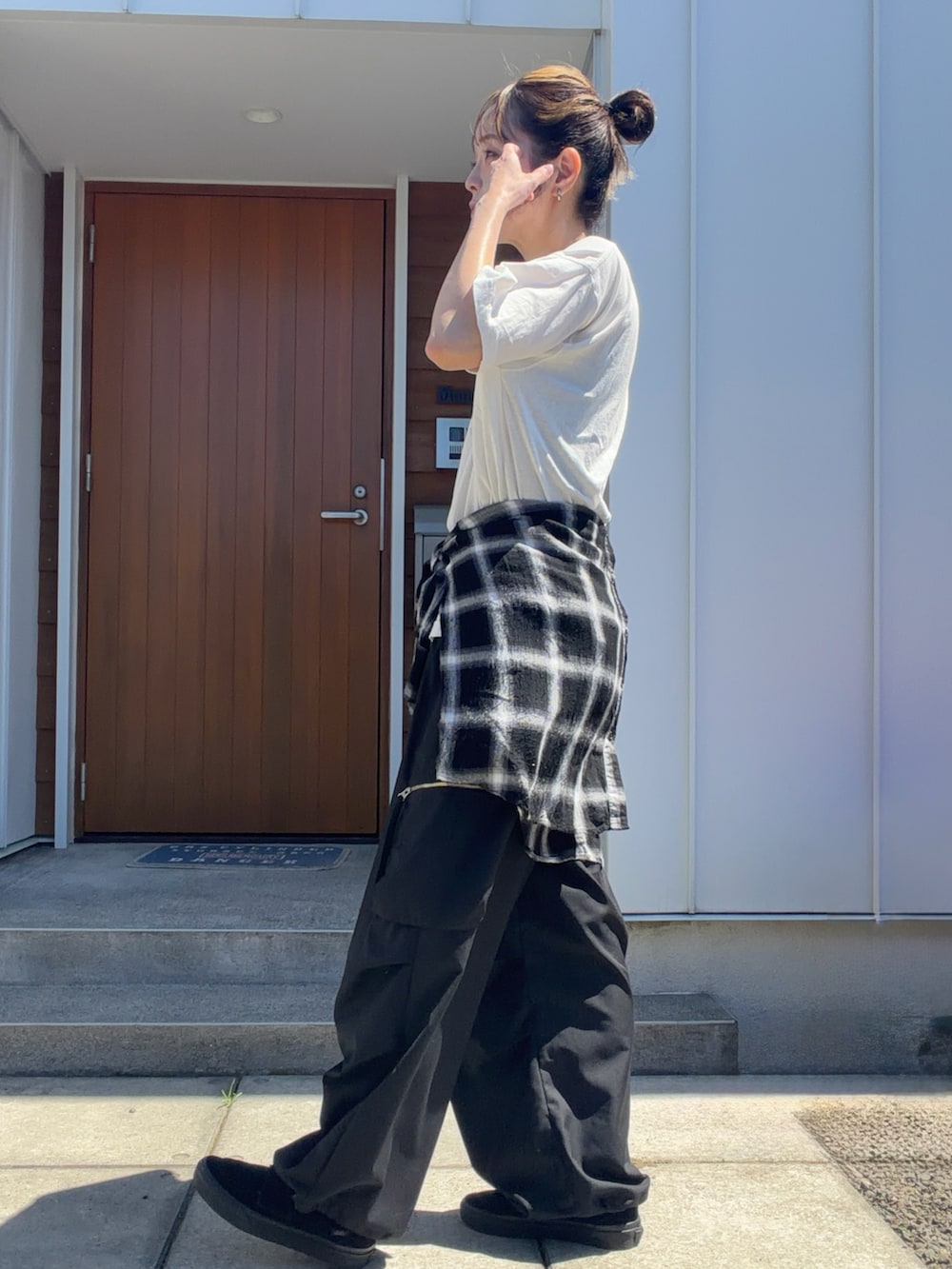 ホワイト系のTシャツ/カットソー、ブラック系のカーゴパンツを着用したレディースの秋コーディネートの3枚目の写真