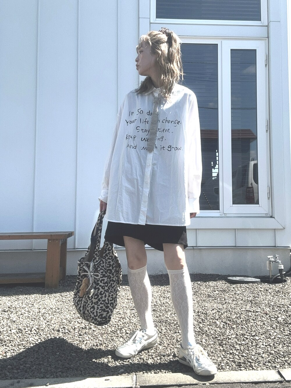 ホワイト系のシャツ/ブラウス、シルバー系のスニーカー、ブラウン系のバレッタ/ヘアクリップを着用したレディースの秋コーディネートの3枚目の写真