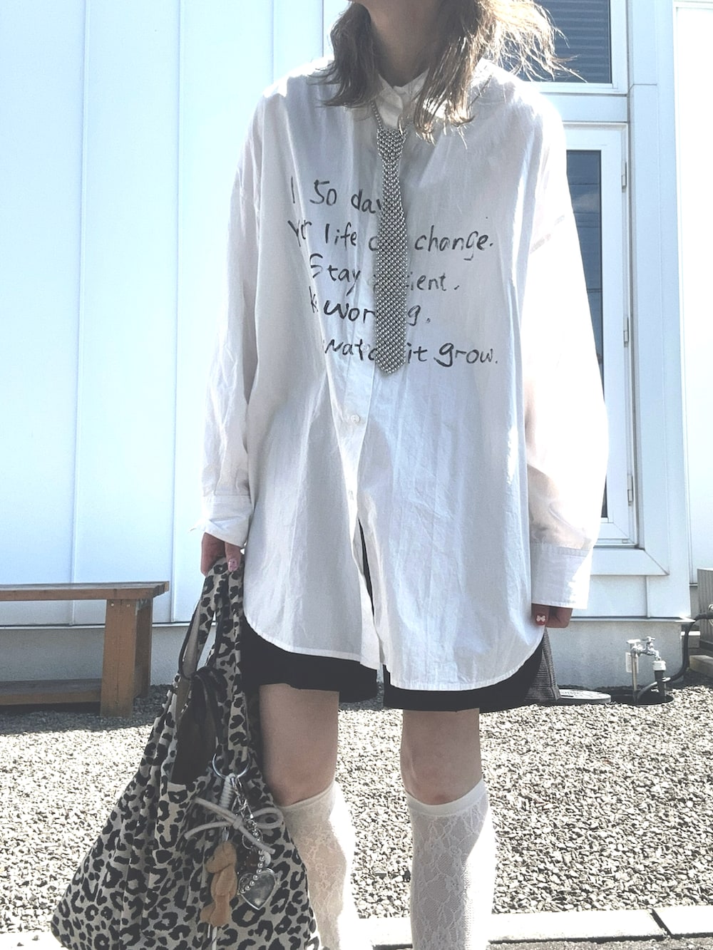 ホワイト系のシャツ/ブラウス、シルバー系のスニーカー、ブラウン系のバレッタ/ヘアクリップを着用したレディースの秋コーディネートの2枚目の写真