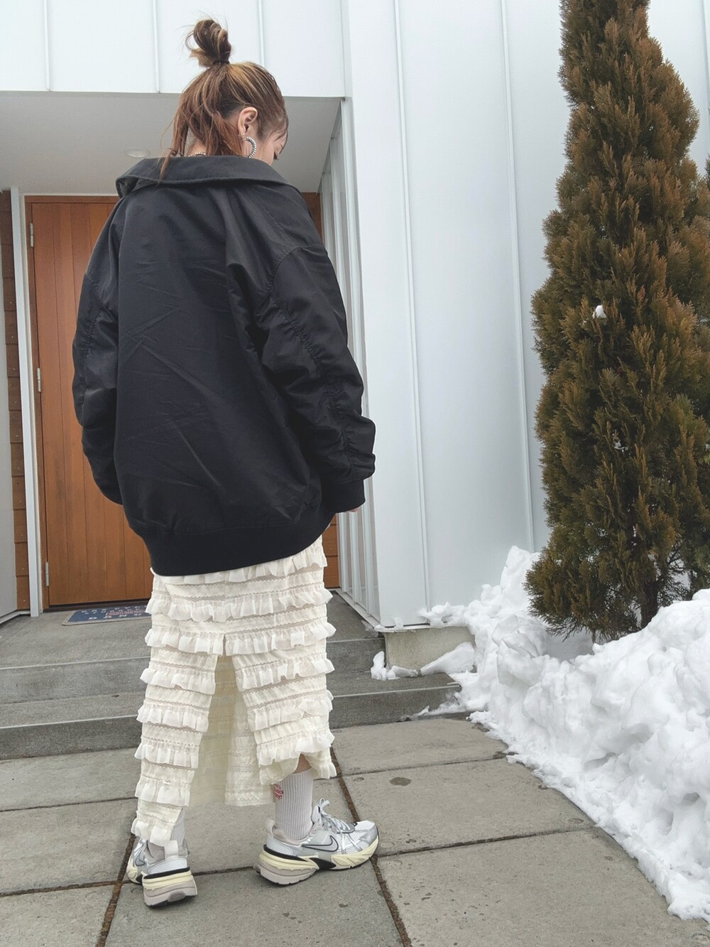 「カジュアルガーリー、スニーカー、ミリタリー、フリルスカート、レーススカート、春服、ブルー、オーバーサイズ、ロゴスウェット、v2krun」｜「JEANASISのリバーシブルフライトジャケット/992144（ブルゾン、ブラック系）」を使った、minakoさん（レディース・160cm）の春コーディネートの3枚目の写真