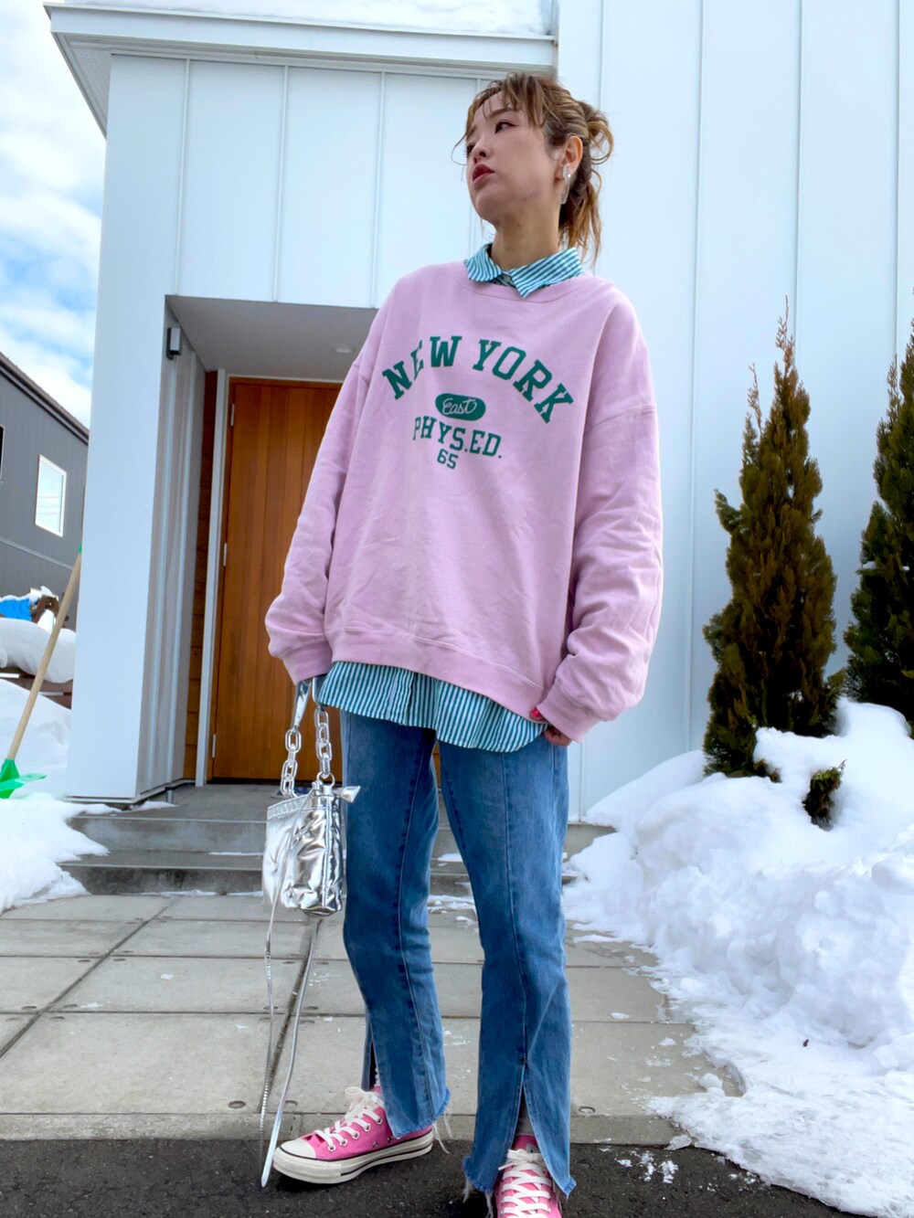 ピンク系のTシャツ/カットソー、グリーン系のシャツ/ブラウス、ブルー系のデニムパンツを着用したレディースの冬コーディネートの2枚目の写真