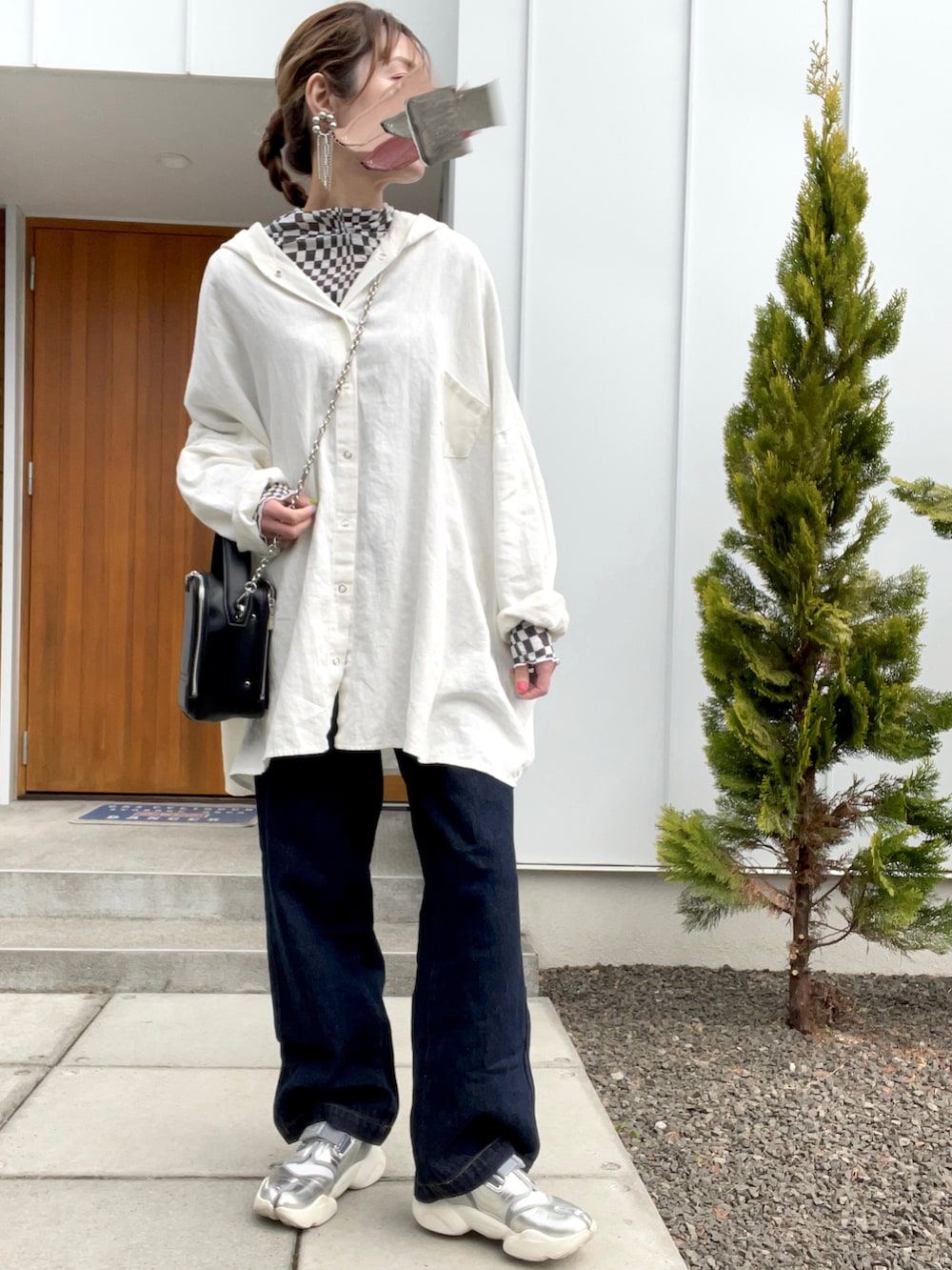 グレー系のTシャツ/カットソー、ホワイト系のシャツ/ブラウス、ブラック系のショルダーバッグを着用したレディースの春コーディネートの2枚目の写真