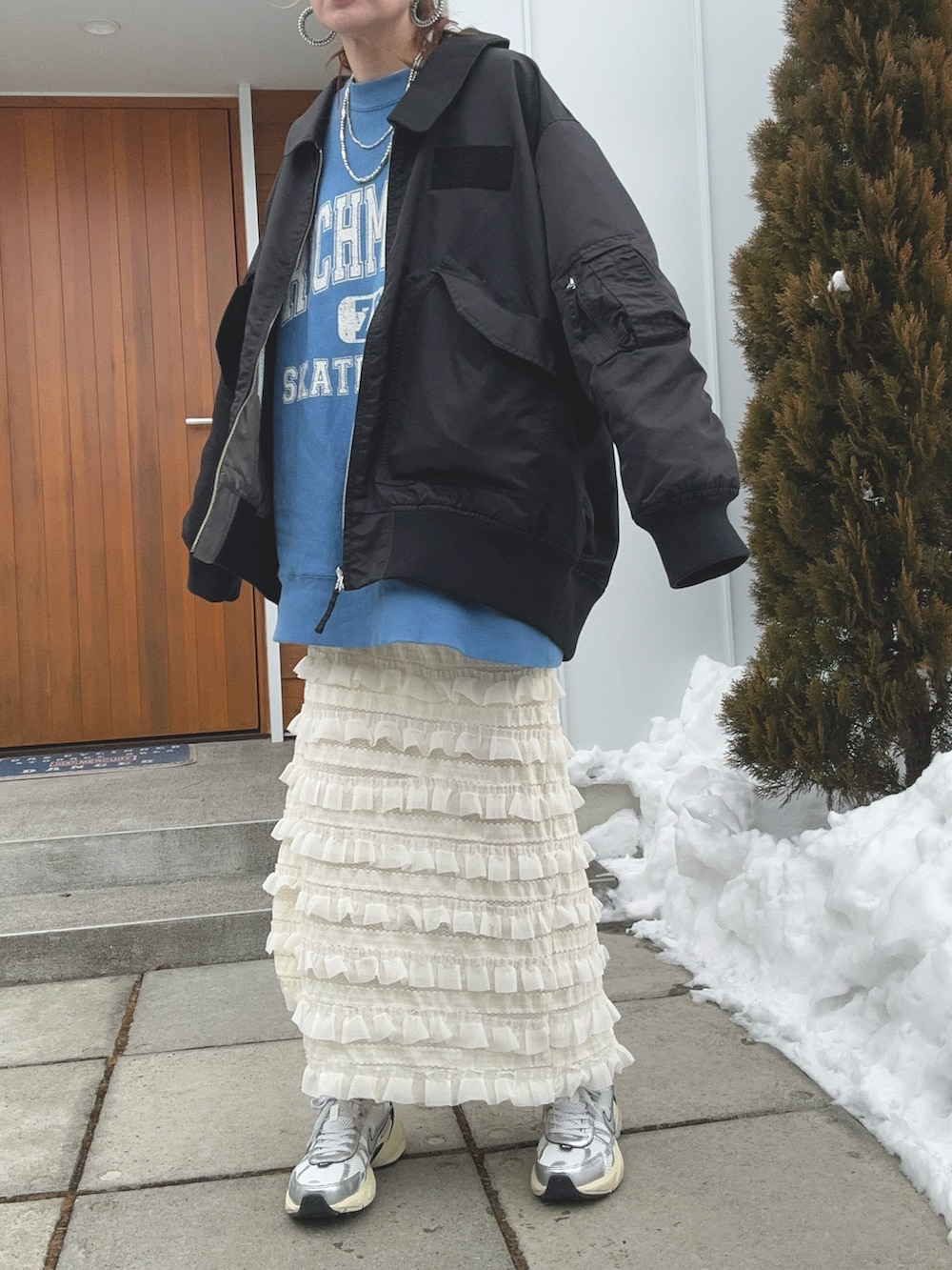 「カジュアルガーリー、スニーカー、ミリタリー、フリルスカート、レーススカート、春服、ブルー、オーバーサイズ、ロゴスウェット、v2krun」｜「JEANASISのリバーシブルフライトジャケット/992144（ブルゾン、ブラック系）」を使った、minakoさん（レディース・160cm）の春コーディネートの2枚目の写真