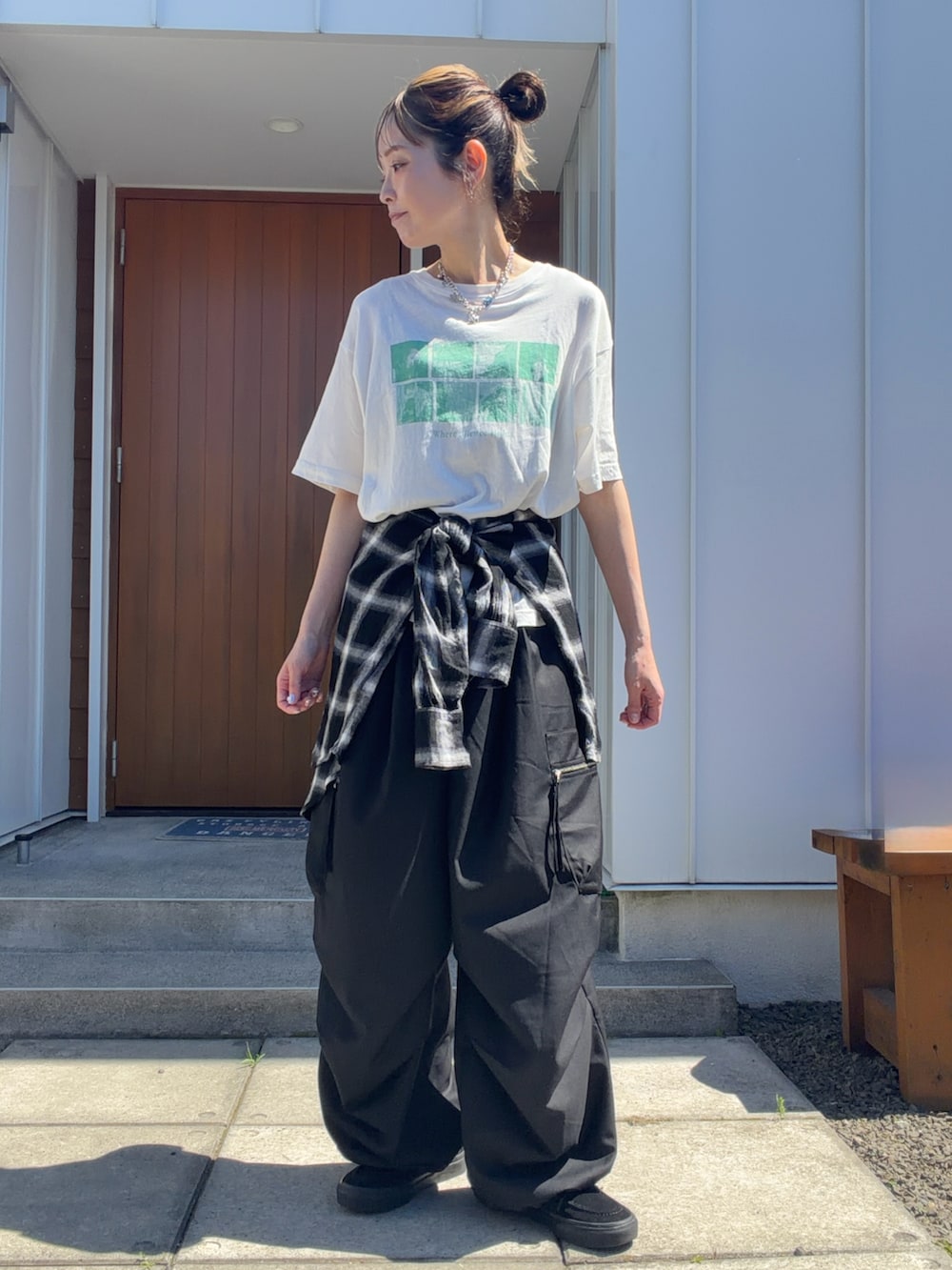 ホワイト系のTシャツ/カットソー、ブラック系のカーゴパンツを着用したレディースの秋コーディネートの2枚目の写真