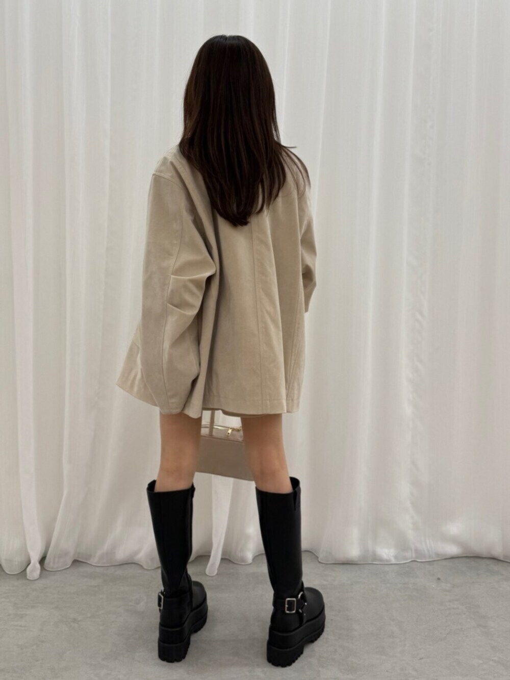 ホワイト系のTシャツ/カットソー、ブラック系のブーツ、ホワイト系のスカートを着用したレディースの夏コーディネートの4枚目の写真