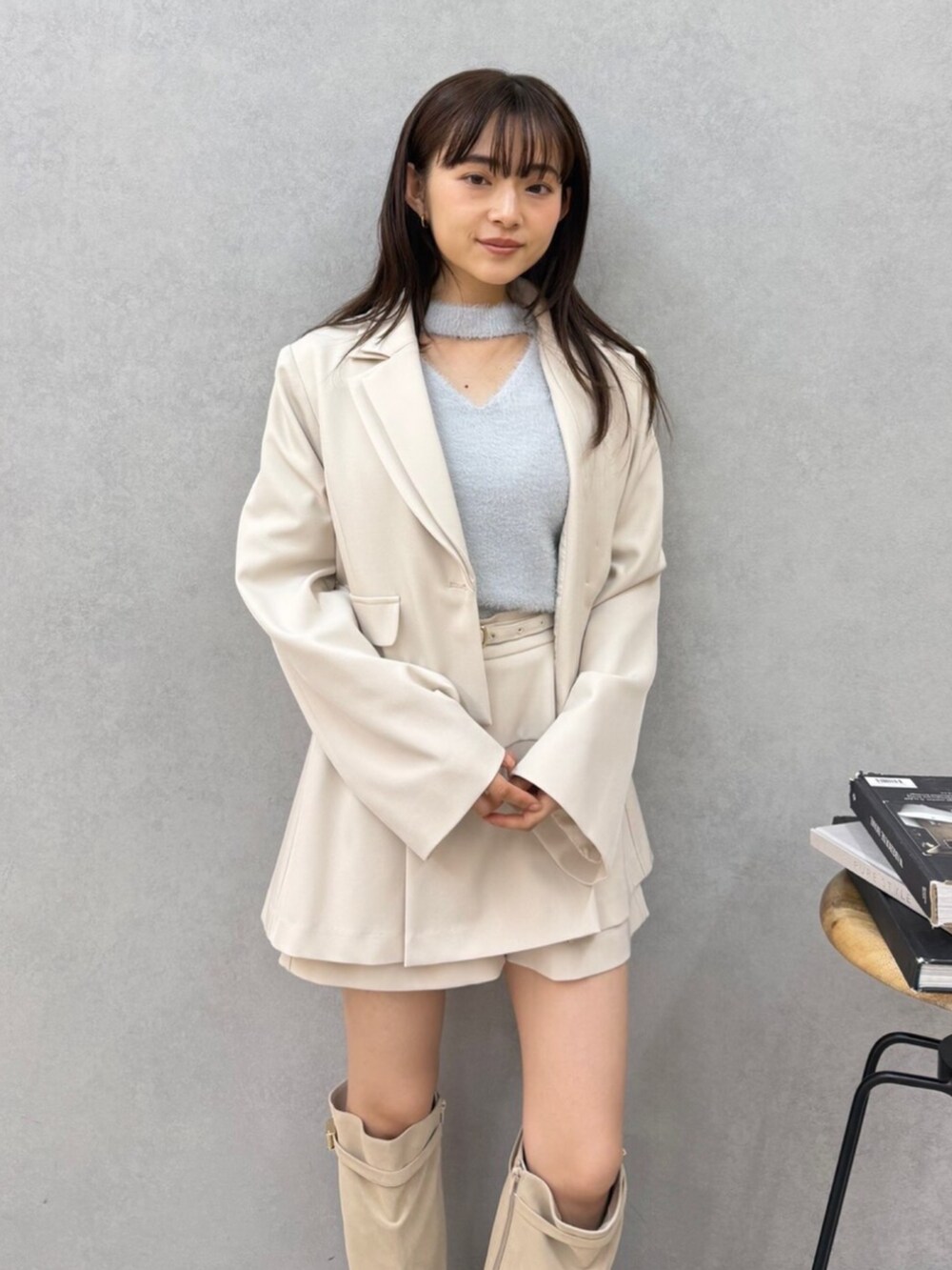 ホワイト系のブーツ、ホワイト系のスカート、ホワイト系のテーラードジャケットを着用したレディースの秋コーディネートの3枚目の写真