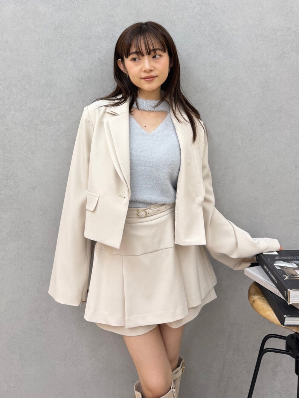 ホワイト系のブーツ、ホワイト系のスカート、ホワイト系のテーラードジャケットを着用したレディースの秋コーディネートの2枚目の写真