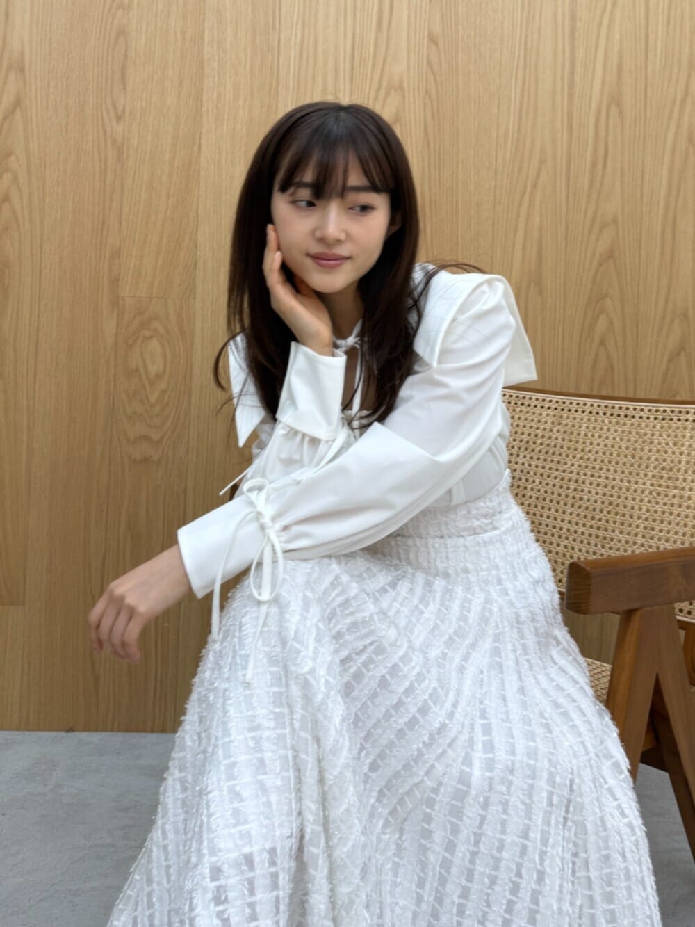 イエロー系のパンプス、ホワイト系のシャツ/ブラウス、ホワイト系のスカートを着用したレディースの夏コーディネートの6枚目の写真