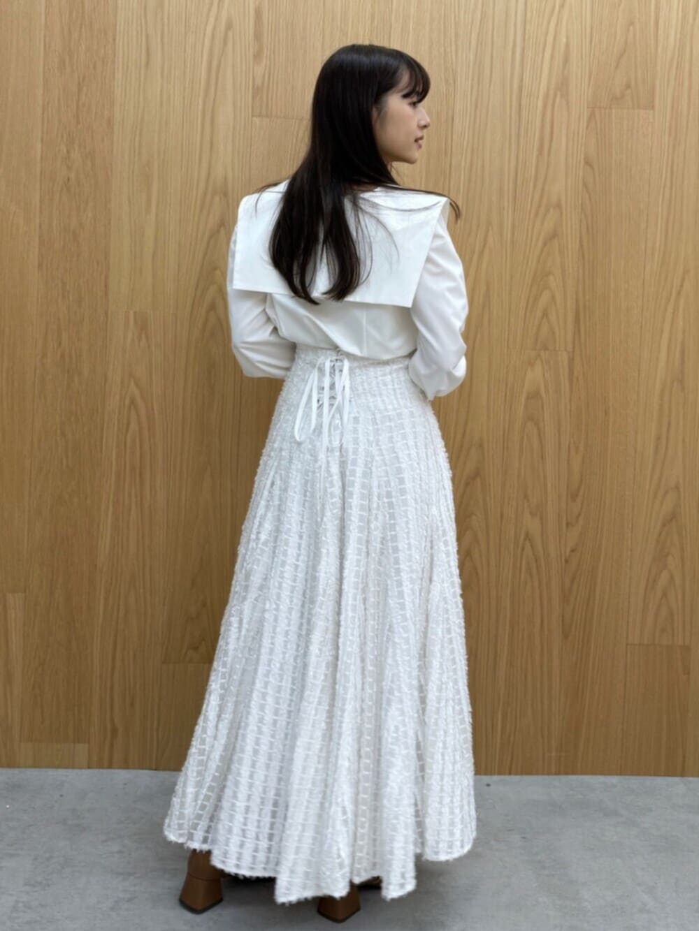 イエロー系のパンプス、ホワイト系のシャツ/ブラウス、ホワイト系のスカートを着用したレディースの夏コーディネートの5枚目の写真