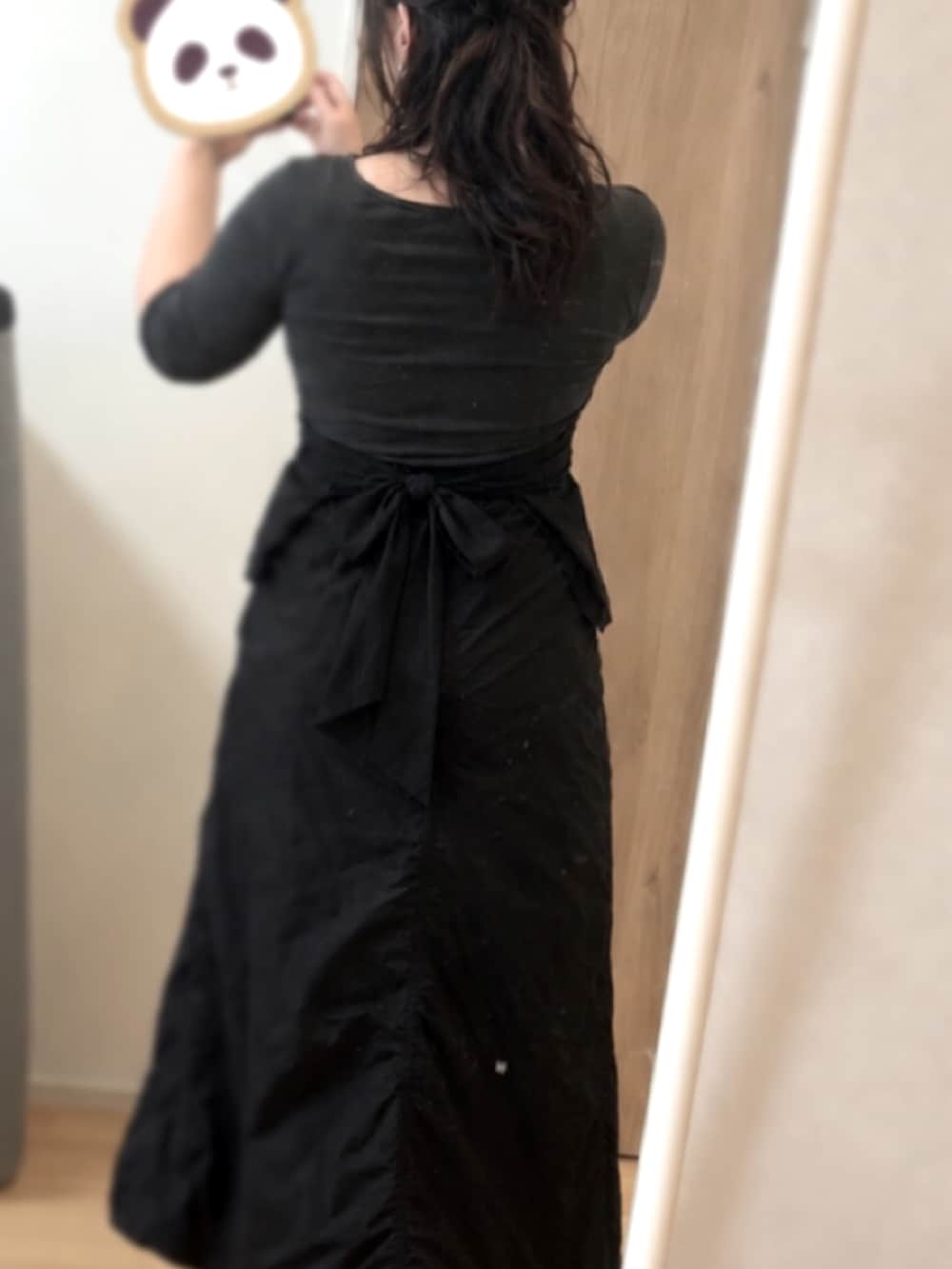 ブラック系のスカート、ブラック系のその他トップスを着用したレディースの秋コーディネートの2枚目の写真