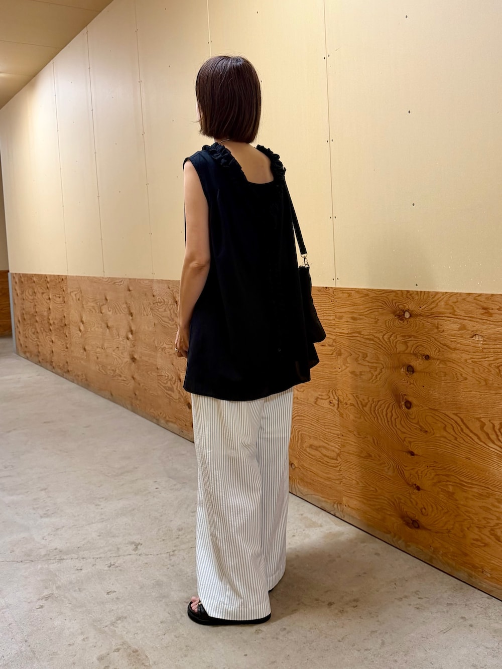 ブラック系のシャツ/ブラウス、ブルー系のその他パンツ、ブラック系のサンダルを着用したレディースの夏コーディネートの3枚目の写真