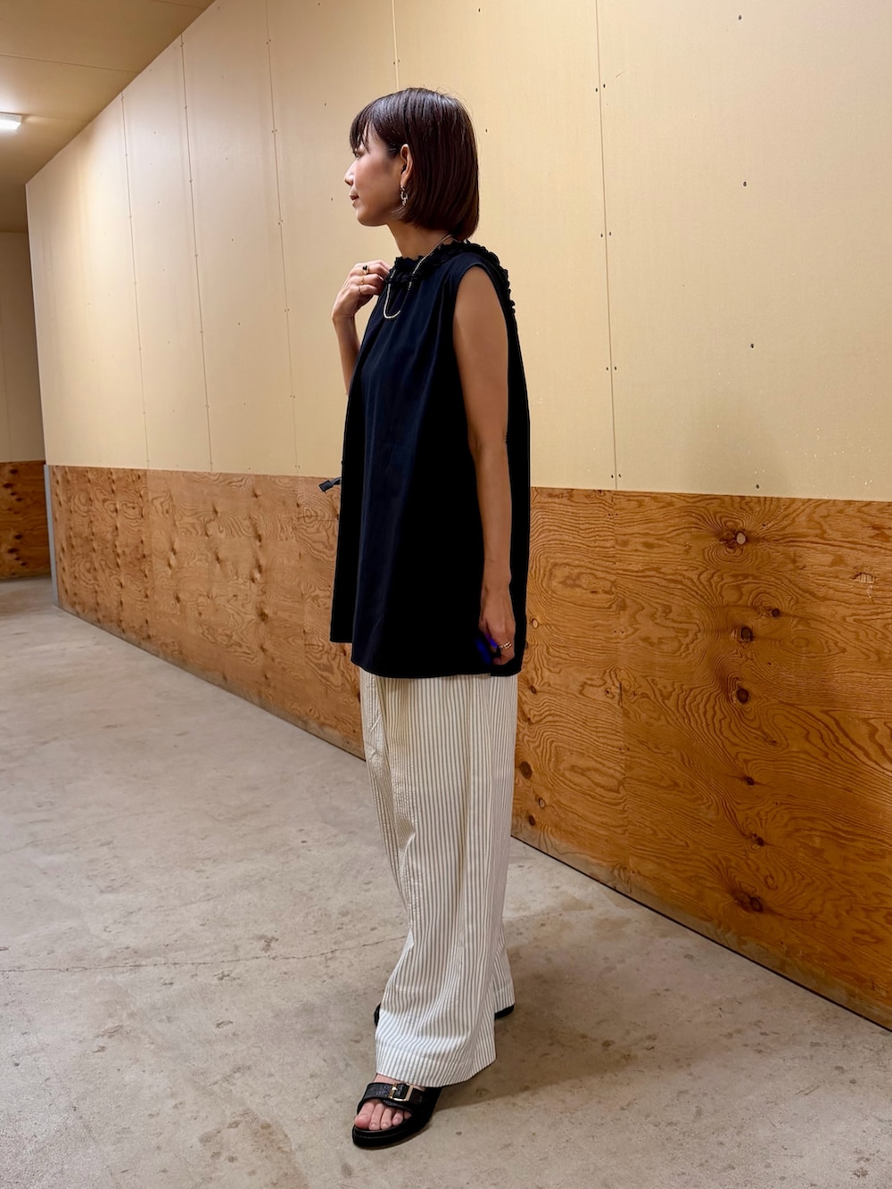 ブラック系のシャツ/ブラウス、ブルー系のその他パンツ、ブラック系のサンダルを着用したレディースの夏コーディネートの2枚目の写真